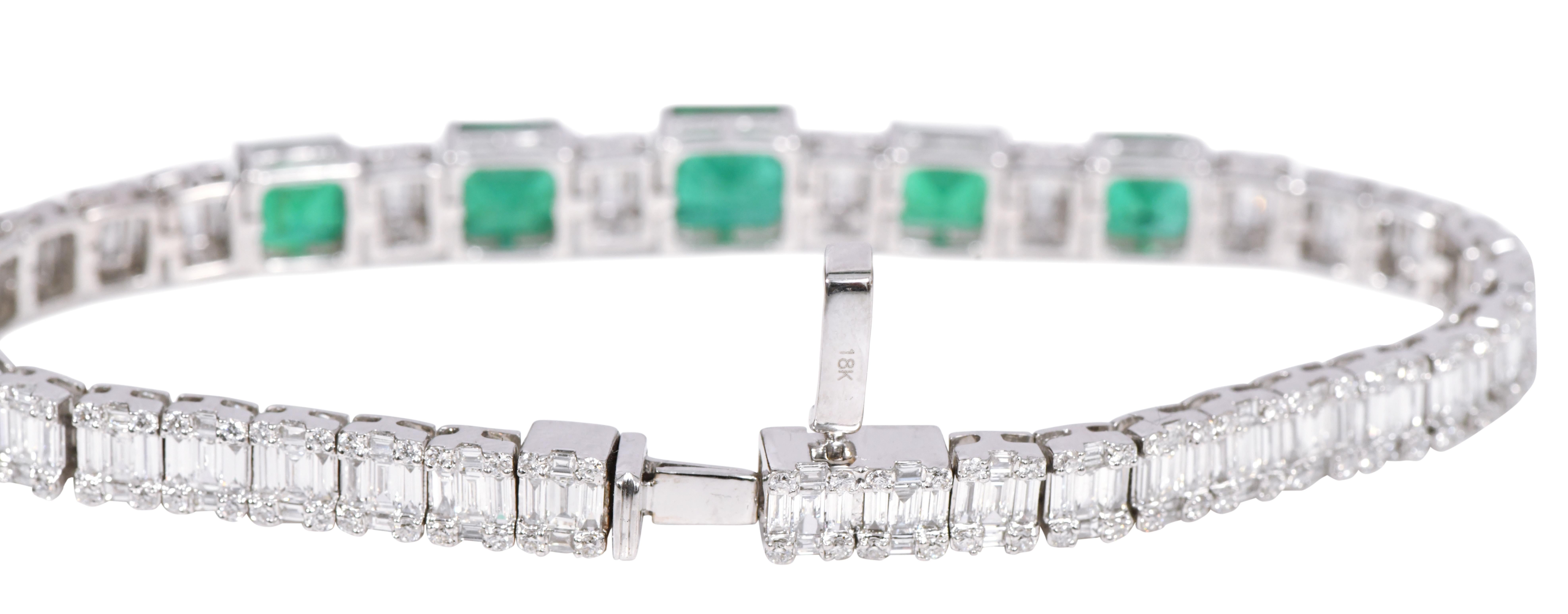 18 Karat White Gold 10.95 Carat Natural Emerald and Diamond Modern Bracelet For Sale 1