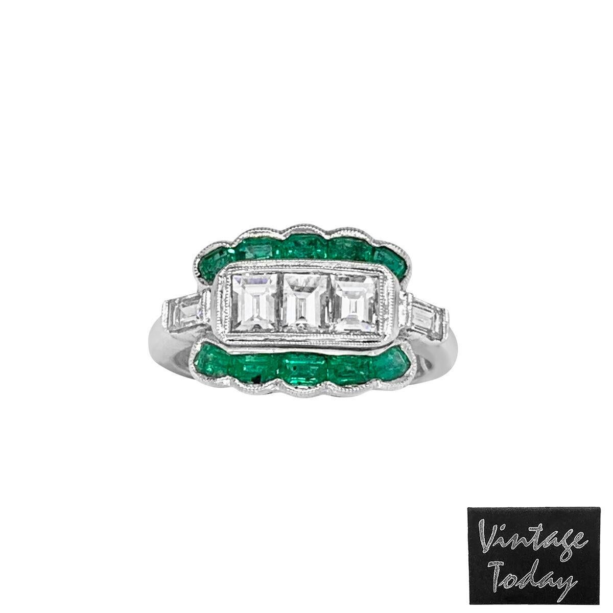 18 Karat White Gold 1.10 Carat Emerald and Diamond Ring For Sale 3