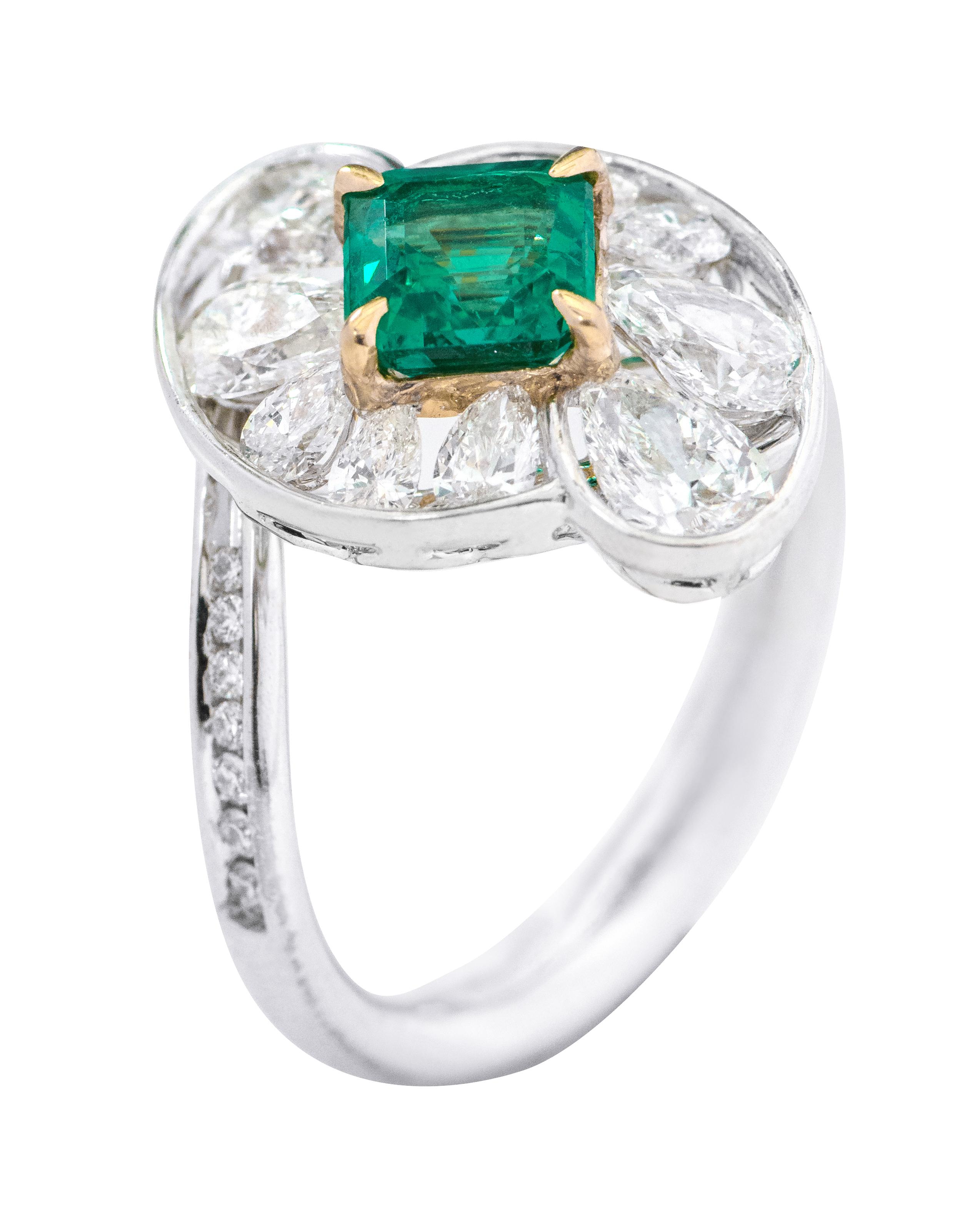 18 Karat White Gold 1.10 Carat Natural Emerald and Diamond Cluster Cocktail Ring In New Condition For Sale In Jaipur, IN