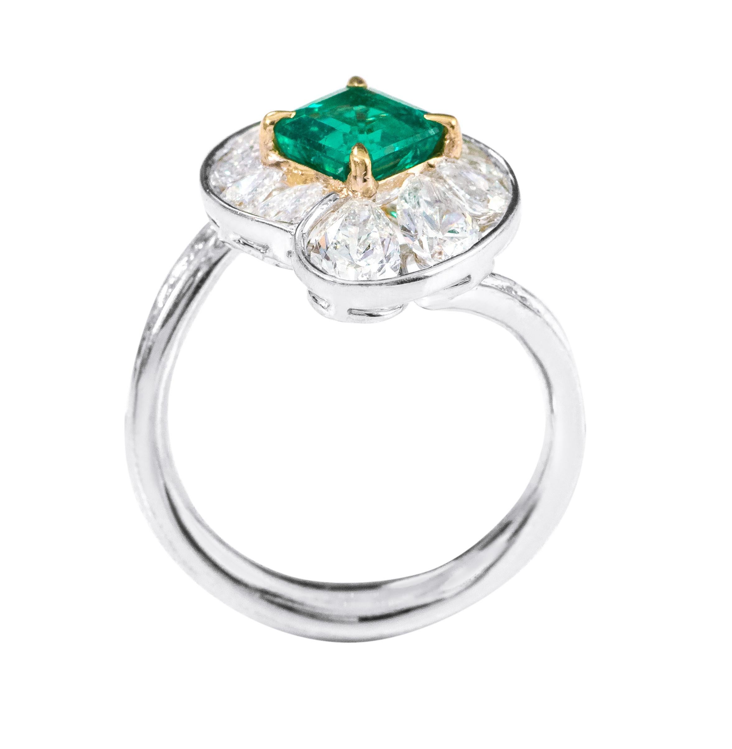 18 Karat White Gold 1.10 Carat Natural Emerald and Diamond Cluster Cocktail Ring For Sale 1