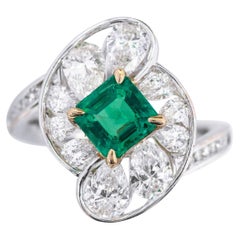 18 Karat White Gold 1.10 Carat Natural Emerald and Diamond Cluster Cocktail Ring