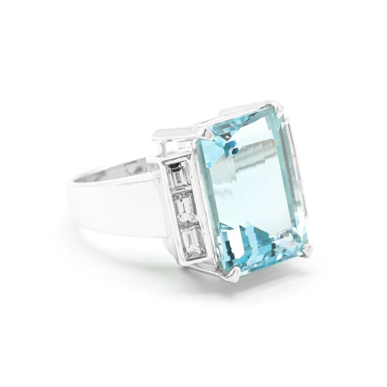 18 Karat White Gold 11.01 Carat Aquamarine Emerald-Cut Statement Cocktail Ring In New Condition For Sale In Jaipur, IN
