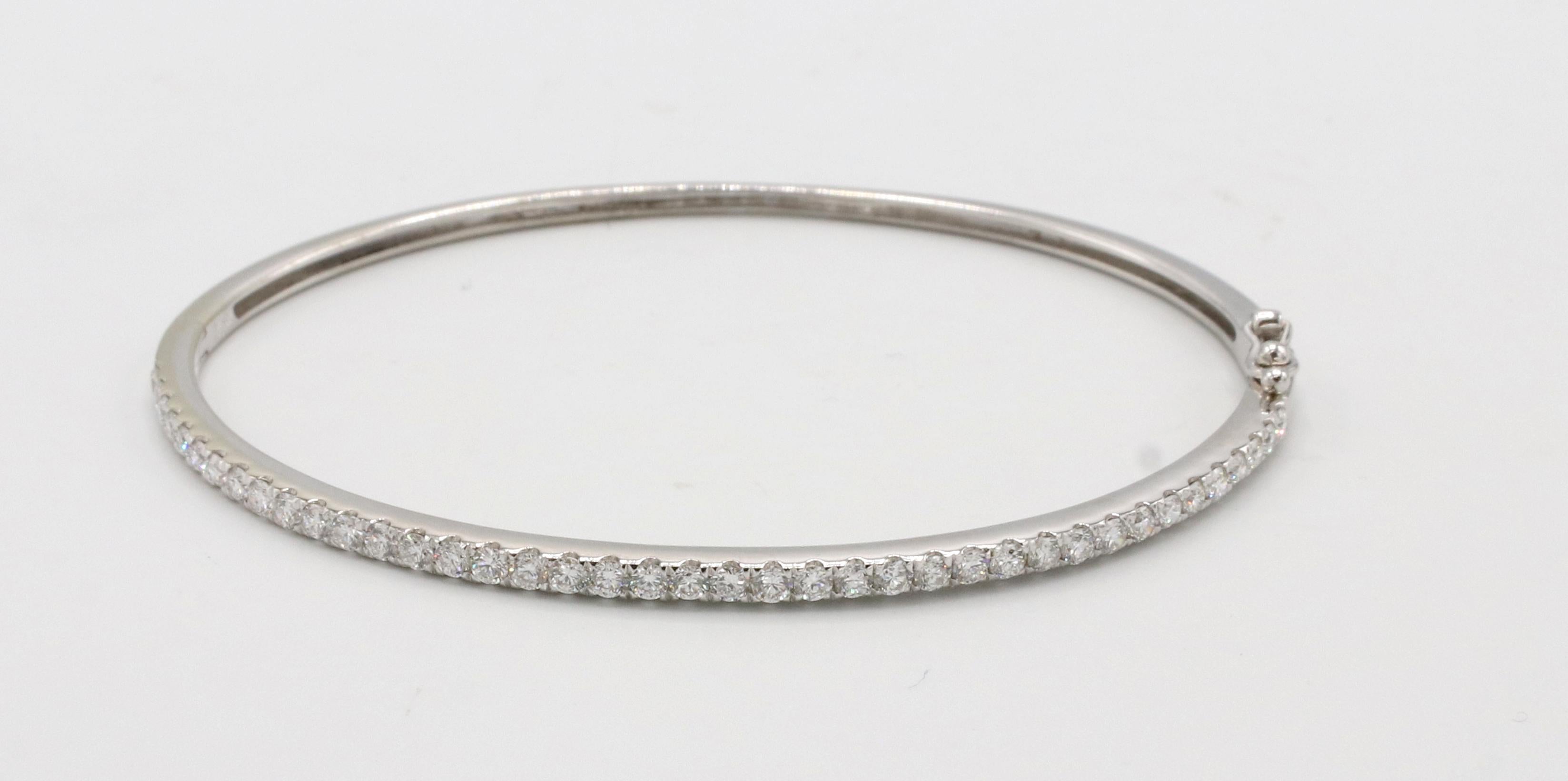 Modern 18 Karat White Gold 1.20 Carat Natural Diamond Hinged Bangle Bracelet For Sale