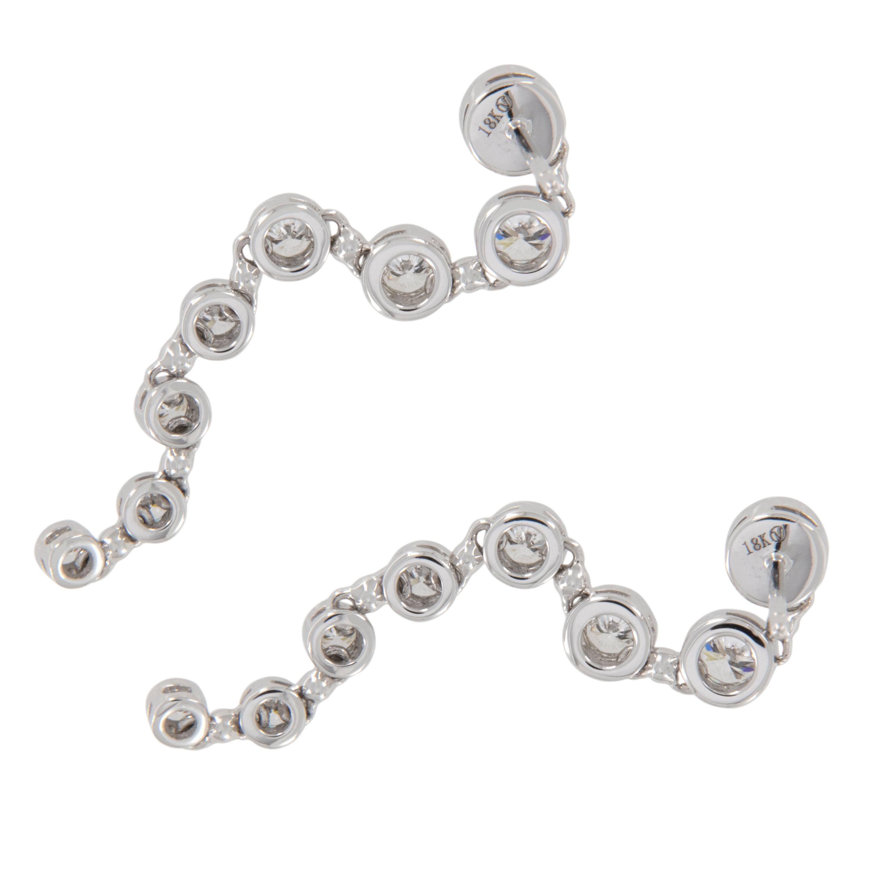 18 Karat White Gold 1.24 Carat Decrescendo Diamond Dangle Earrings In New Condition For Sale In Troy, MI