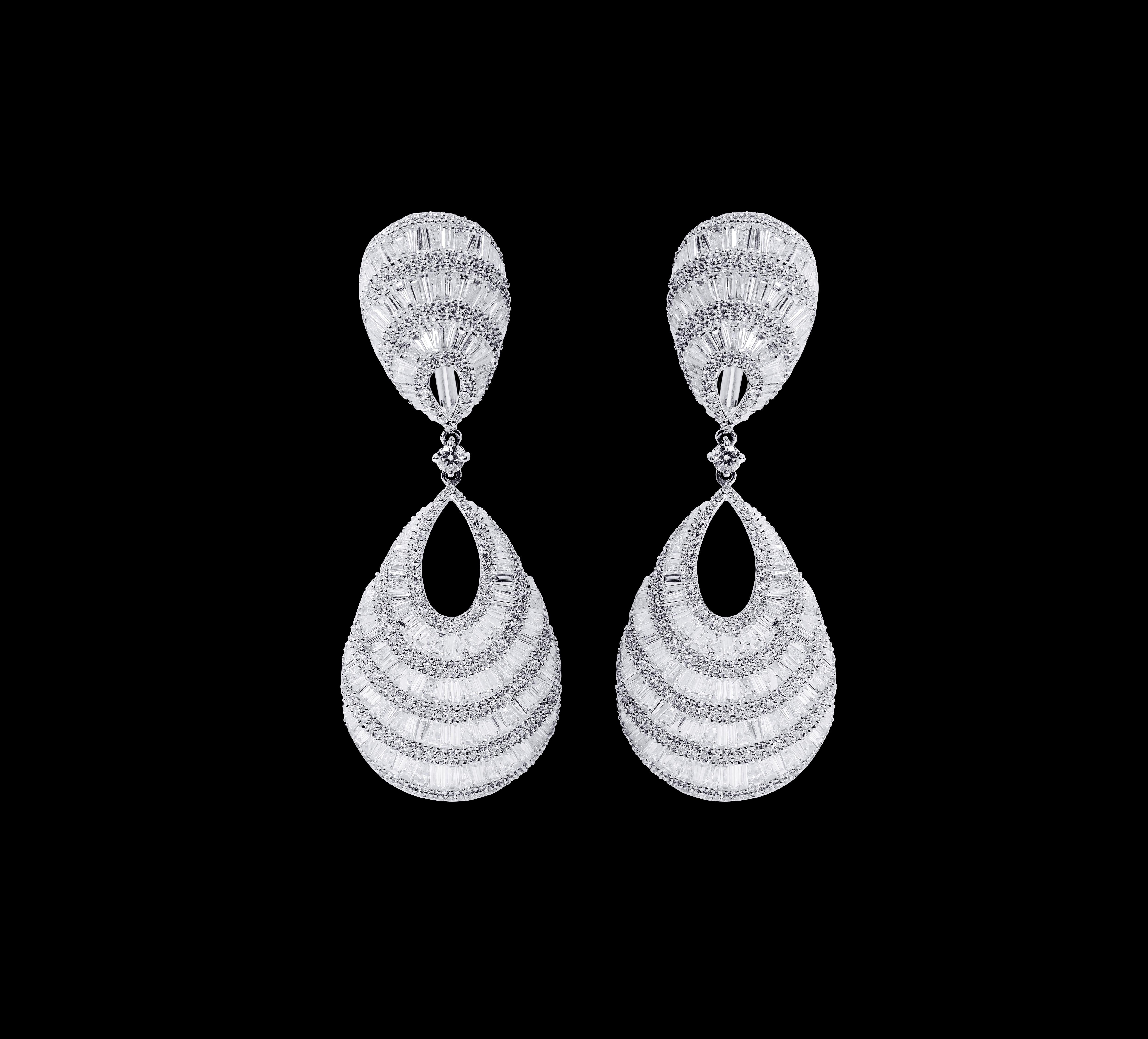 18 Karat White Gold 12.74 Carat Diamond Drop Cocktail Statement Earrings

This is a fascinating collection of baguette tapered finely cut diamonds all merged together creating this vibrating earring. The mix-use of baguette and tapper diamonds