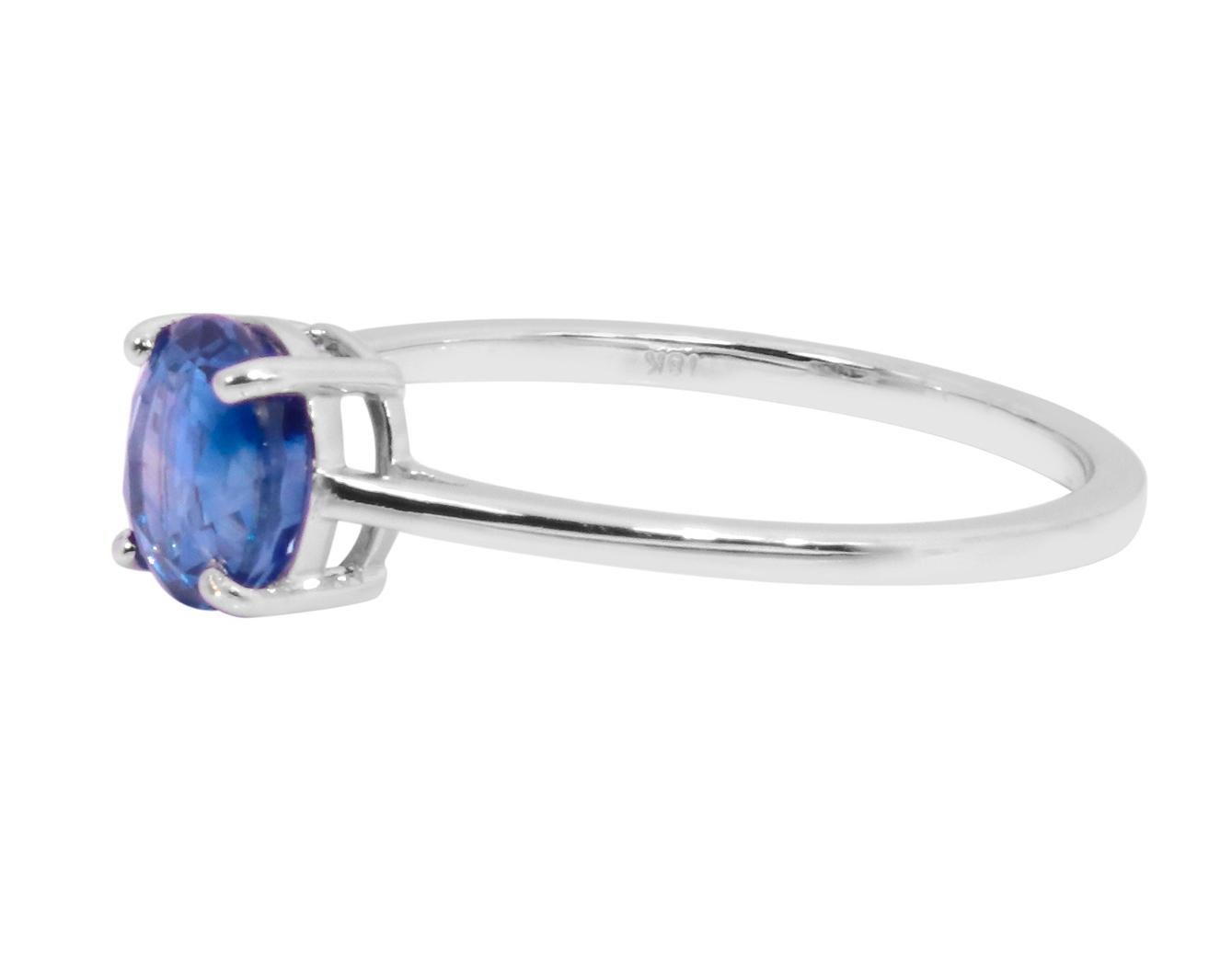 Moderne Bague en or blanc 18 carats sertie d'un saphir bleu de 1,32 carat, monture à griffes en vente