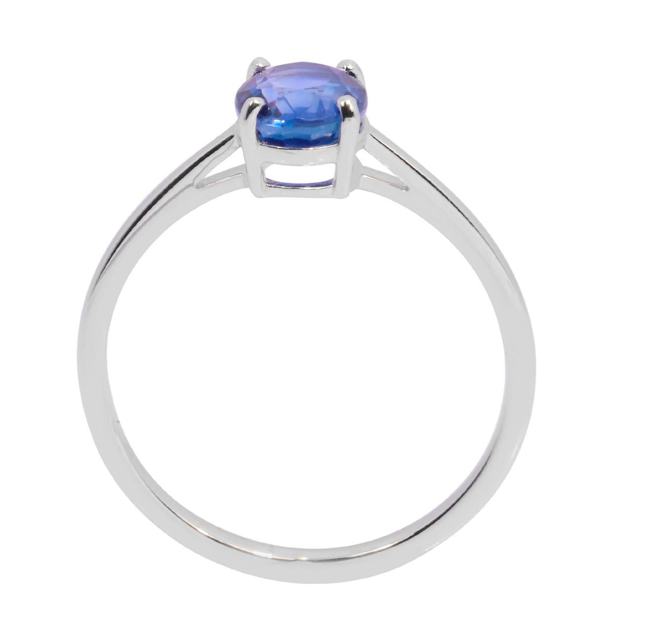 Modern 18 Karat White Gold 1.32 Carat Blue Sapphire Ring in Prong Setting For Sale