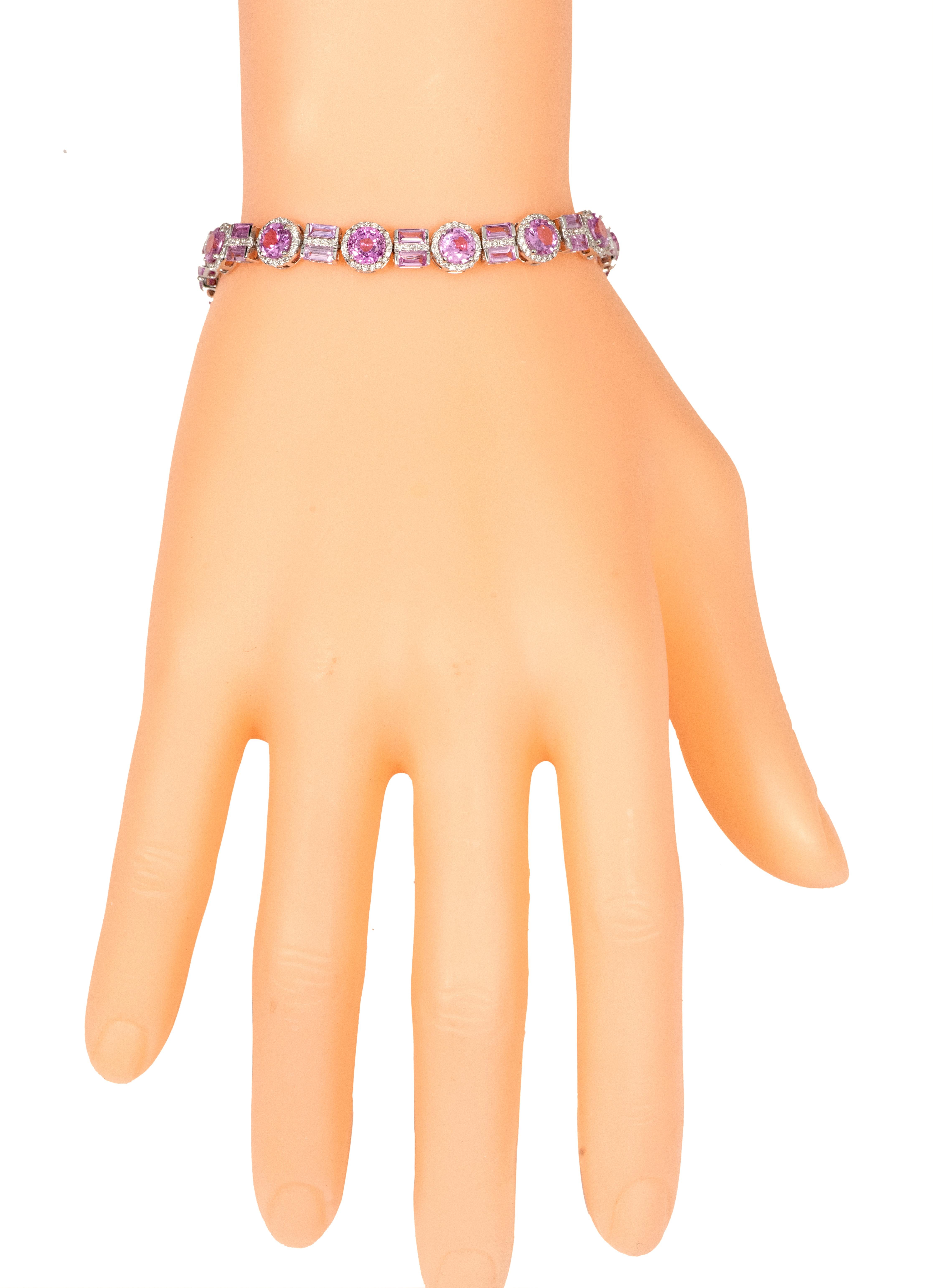 Taille baguette Bracelet tennis en or blanc 18 carats avec saphir rose de 13,23 carats et diamants en vente