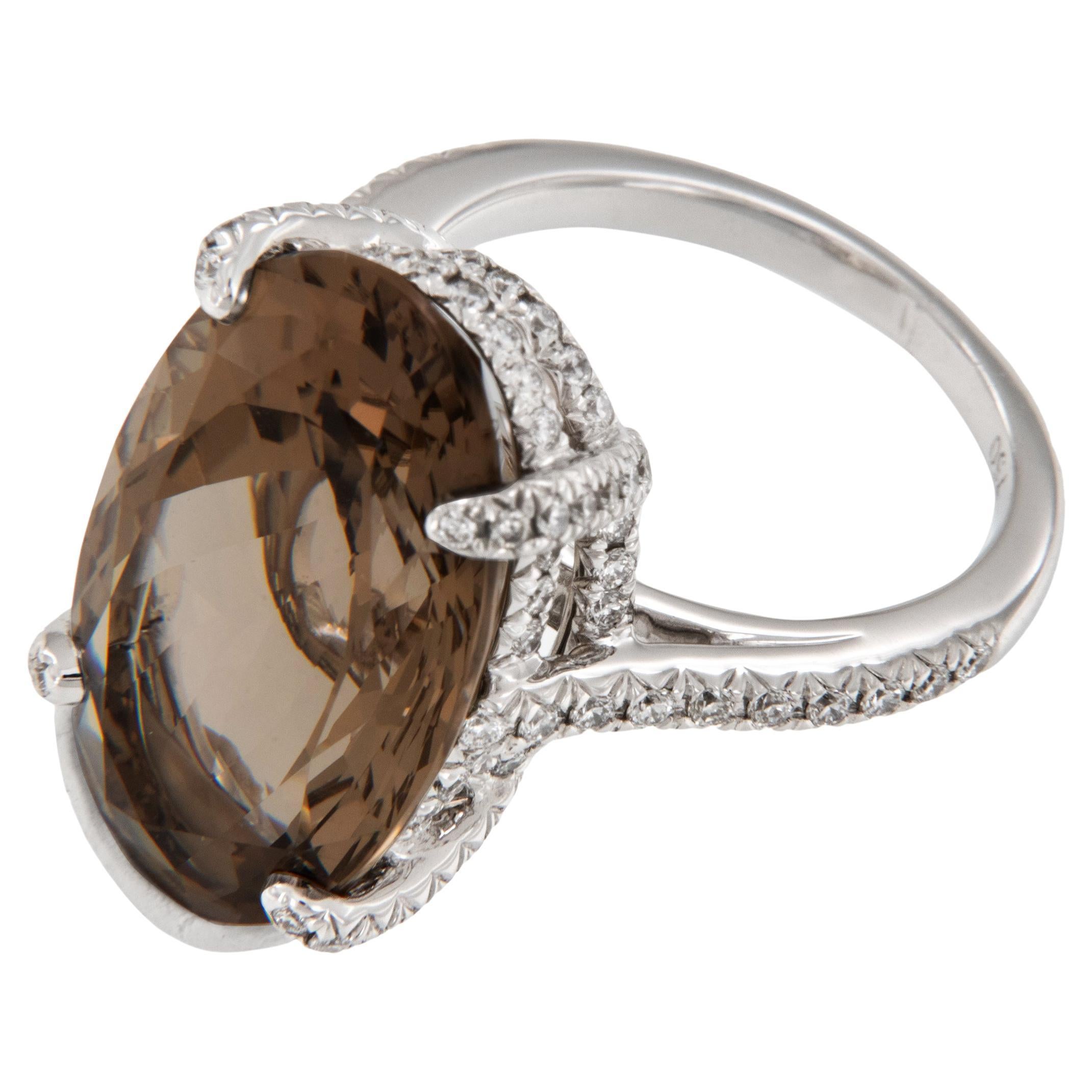 Questa bellezza è spettacolare ma discreta! Realizzato in ricco oro bianco da 18 carati, questo anello per la mano destra mette in mostra un sostanzioso quarzo fumé ovale = 13,46 Cttw con 102 diamanti = 0,88 Cttw.  incastonato lungo il gambo, sotto