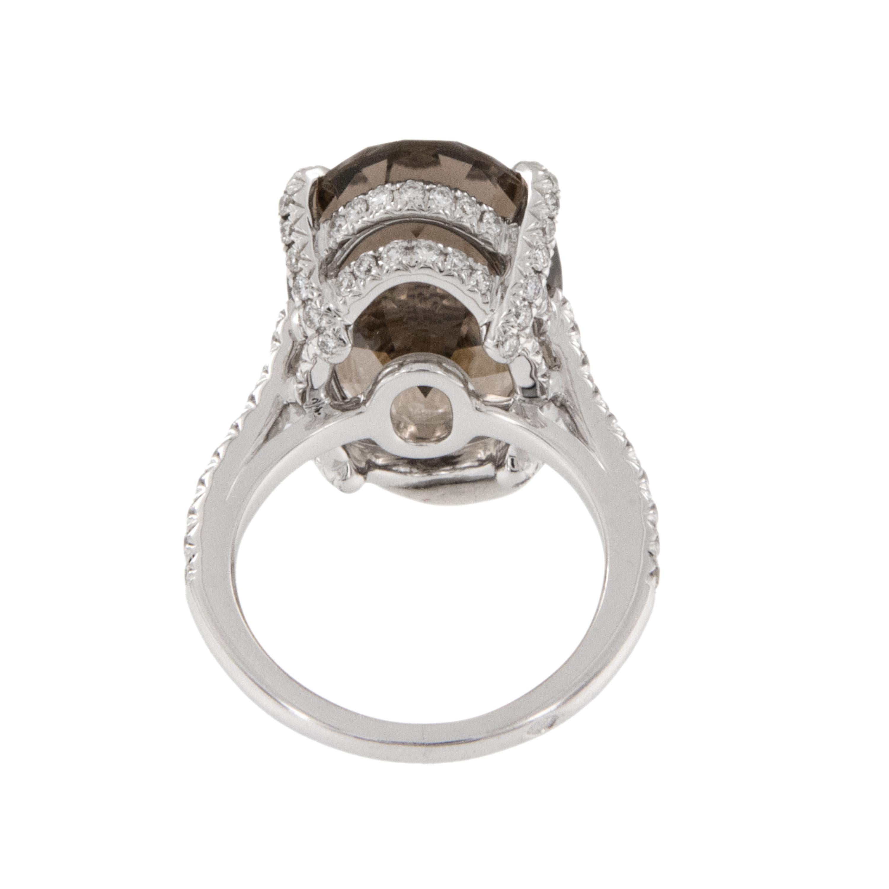 Anello in oro bianco 18 carati con quarzo fumé da 13,46 carati e diamante da 0,88 ctw In condizioni Nuovo in vendita a Troy, MI
