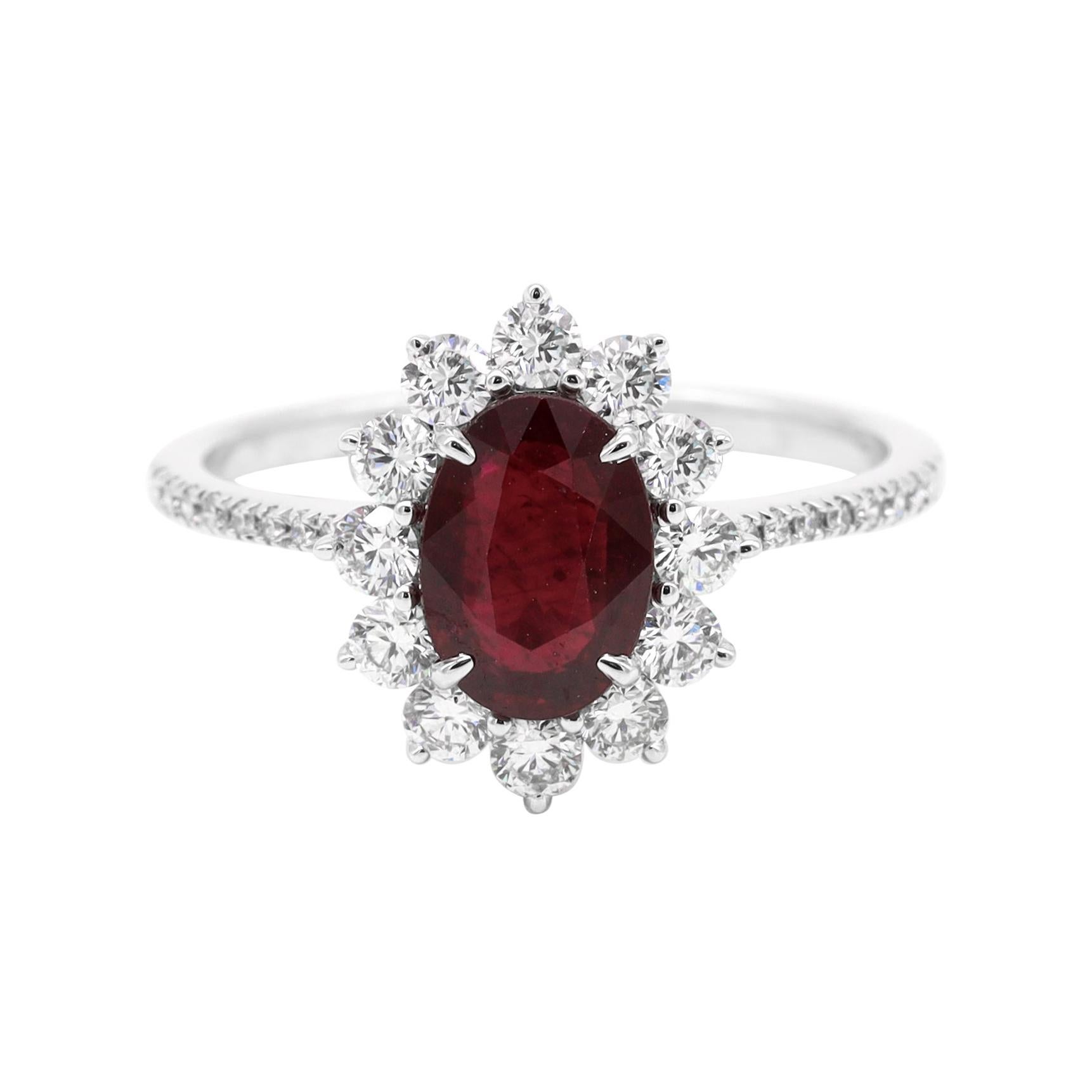 Anillo de oro blanco de 18 quilates, talla ovalada de 1,35 quilates de rubí rojo intenso y racimo de diamantes en venta