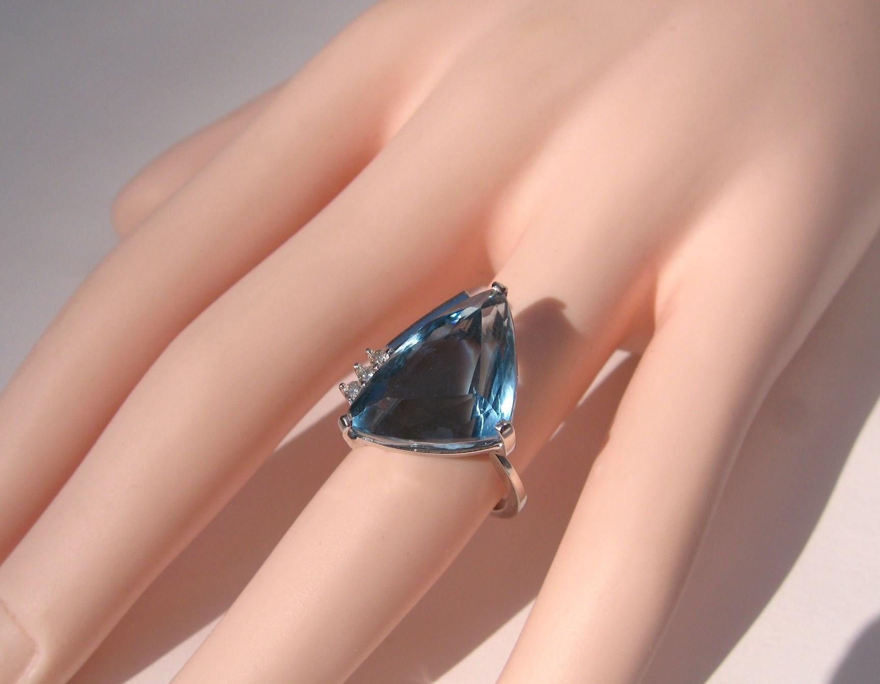 18 Karat White Gold 14+ Carat Blue Topaz Diamond Modernist Cocktail Ring In Good Condition For Sale In Wallkill, NY