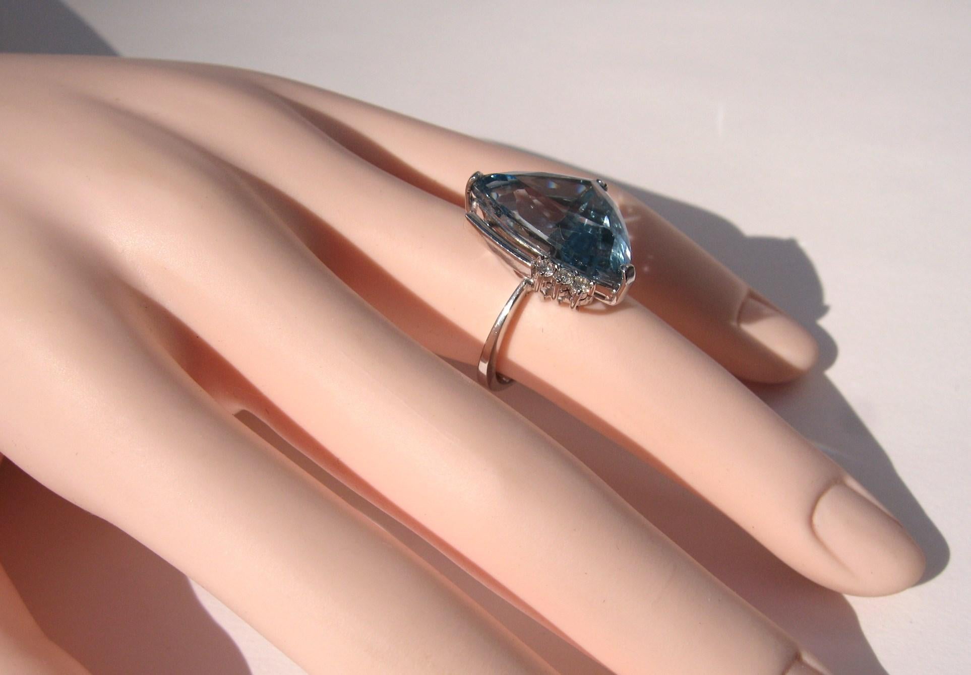 18 Karat White Gold 14+ Carat Blue Topaz Diamond Modernist Cocktail Ring For Sale 1