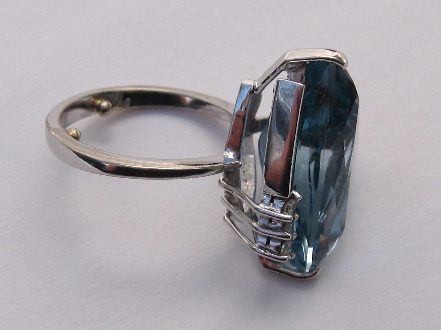 18 Karat White Gold 14+ Carat Blue Topaz Diamond Modernist Cocktail Ring For Sale 4