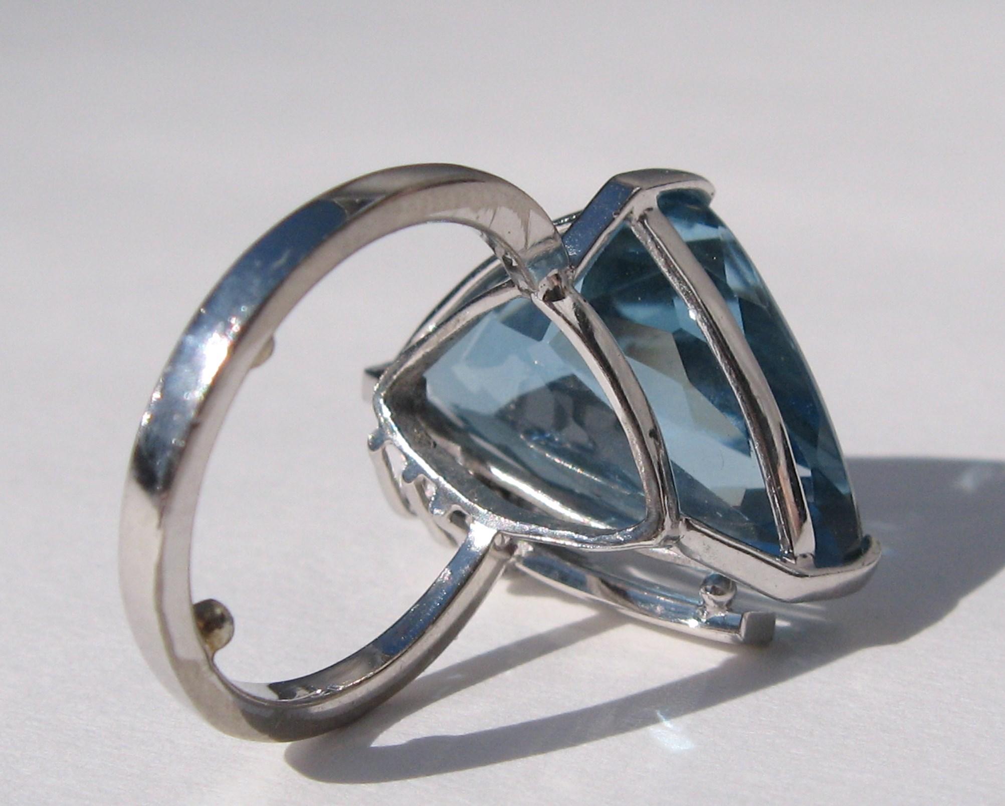 18 Karat White Gold 14+ Carat Blue Topaz Diamond Modernist Cocktail Ring For Sale 5