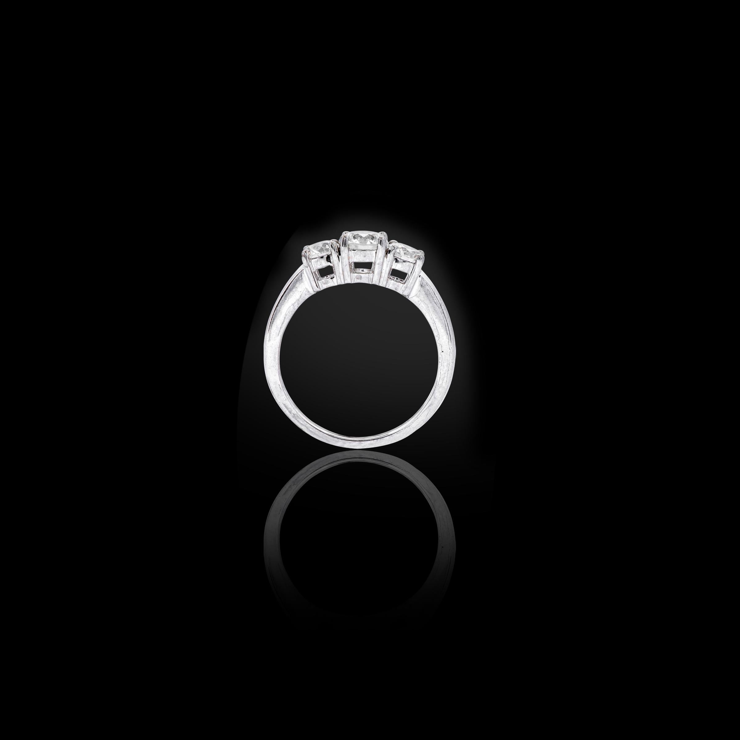 18 Karat White Gold 1.40 Carat Diamond Engagement Three-Stone Solitaire Ring For Sale 1