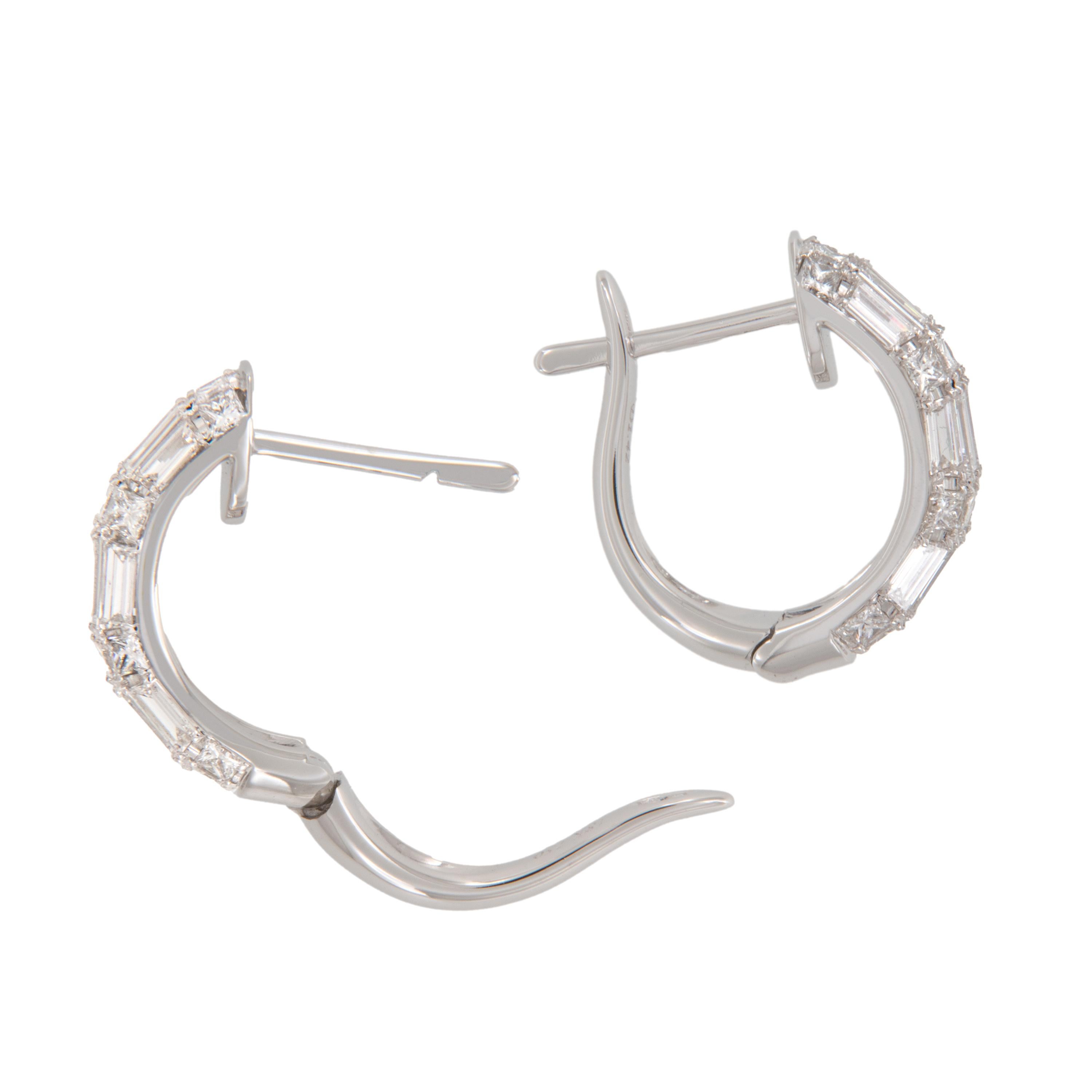 18 Karat Weißgold 1,42 Cttw Baguette- und Prinzessinnenschliff-Diamant-Reif-Ohrringe (Zeitgenössisch) im Angebot