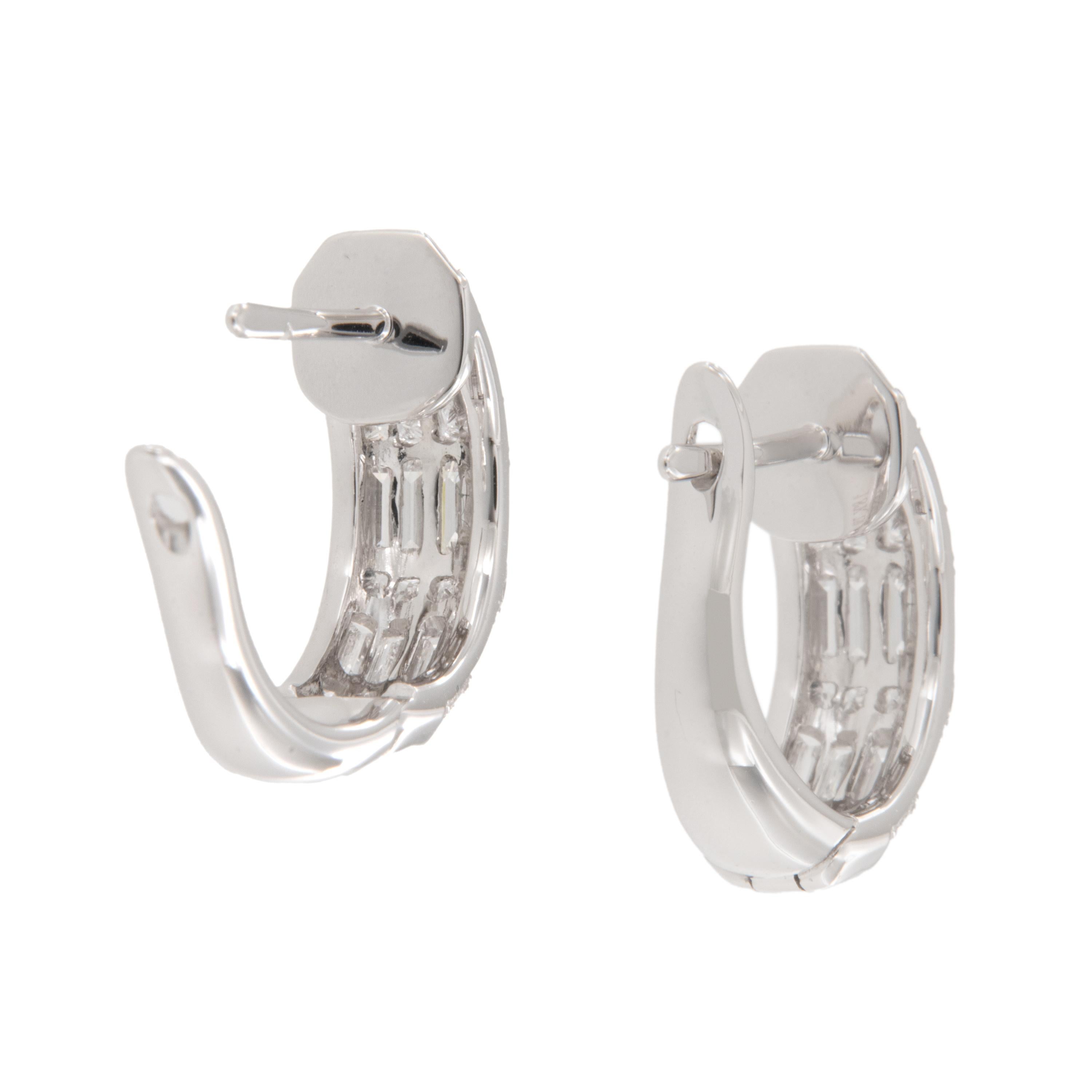 18 Karat Weißgold 1,42 Cttw Baguette- und Prinzessinnenschliff-Diamant-Reif-Ohrringe (Baguetteschliff) im Angebot