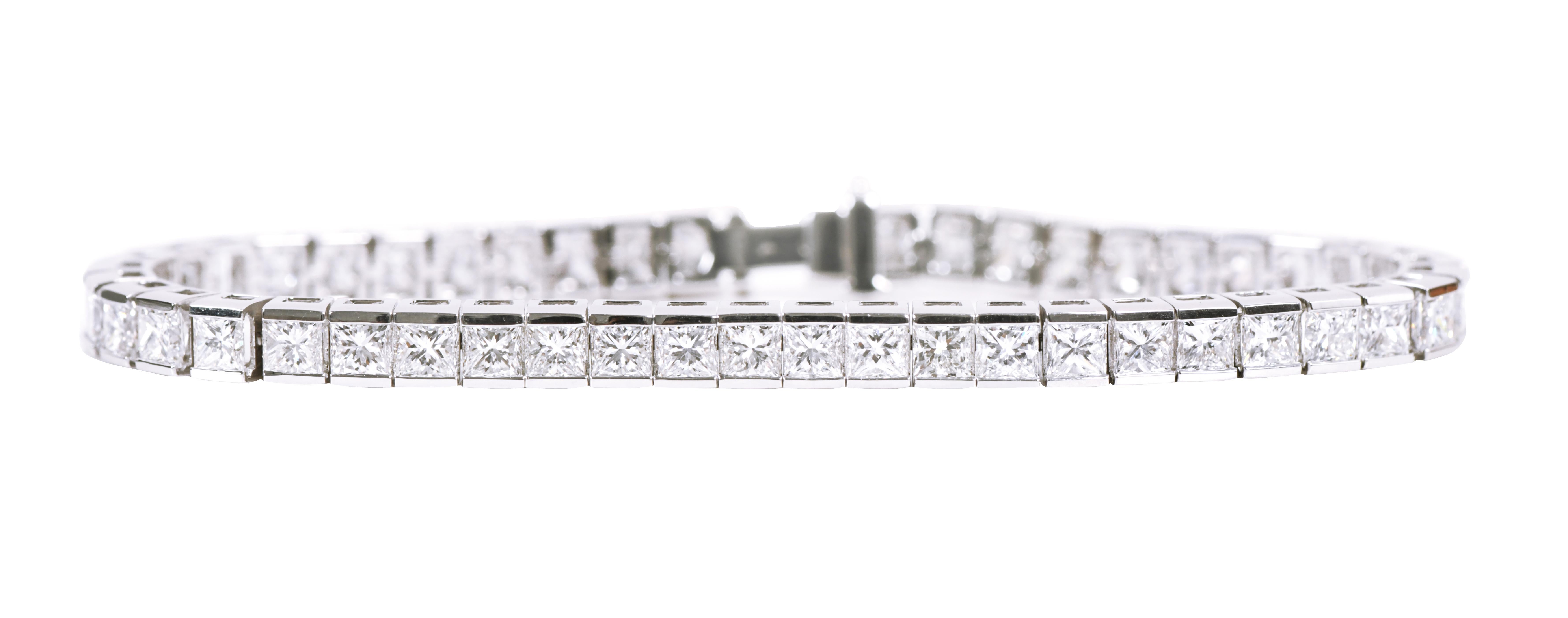 Modern 18 Karat White Gold 14.75 Carat Diamond Princess-Cut Tennis Bracelet For Sale