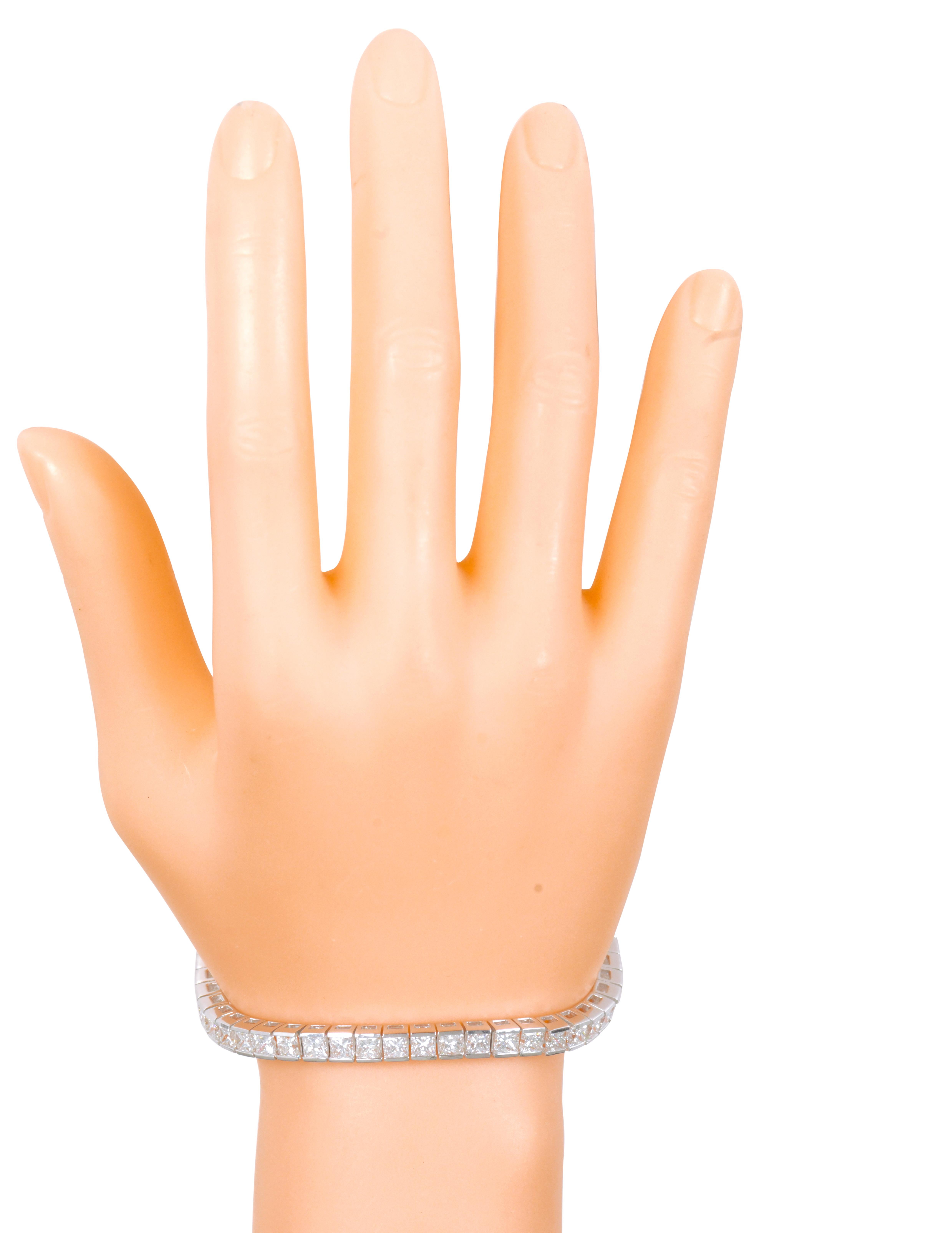 18 Karat White Gold 14.75 Carat Diamond Princess-Cut Tennis Bracelet In New Condition For Sale In Jaipur, IN