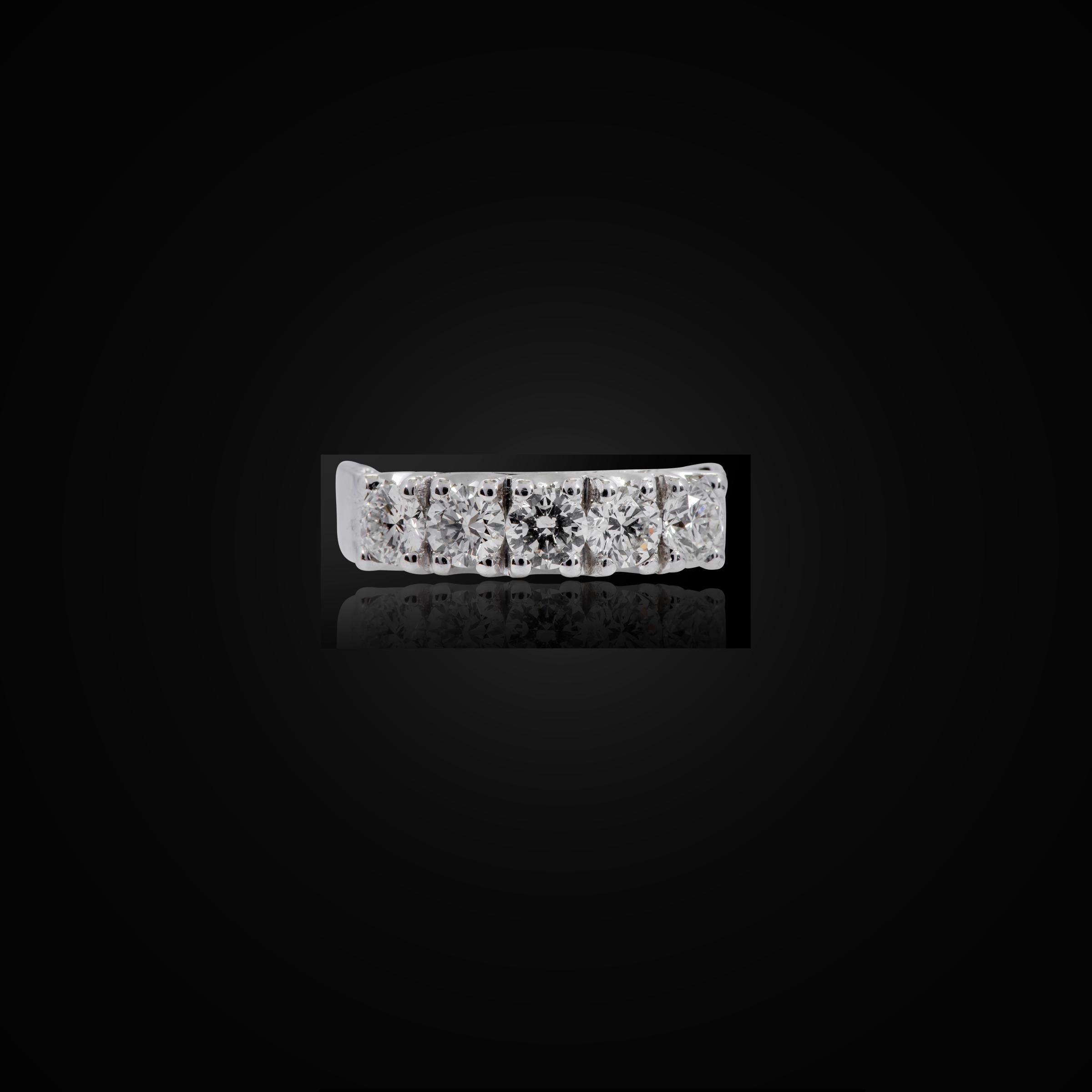 Modern 18 Karat White Gold 1.50 Carat Diamond Brilliant-Cut Eternity Band Wedding Ring For Sale