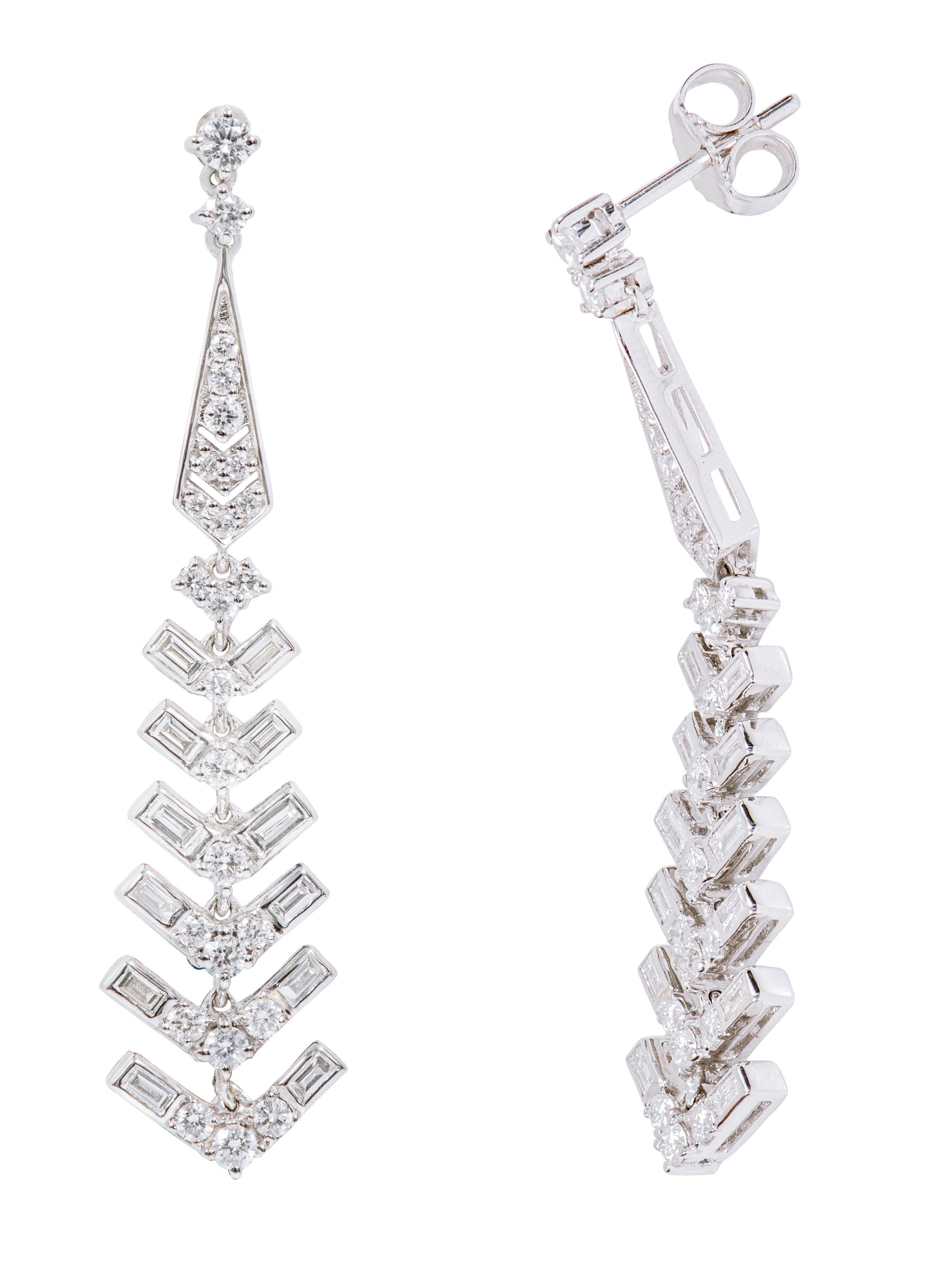 18 Karat White Gold 1.50 Carat Diamond Dangle Earrings

This exclusive round and baguette diamond tie shaped long earring is phenomenal. The graduating tie shape formed with 4-prong set round diamond solitaire in the center and channel set solitaire