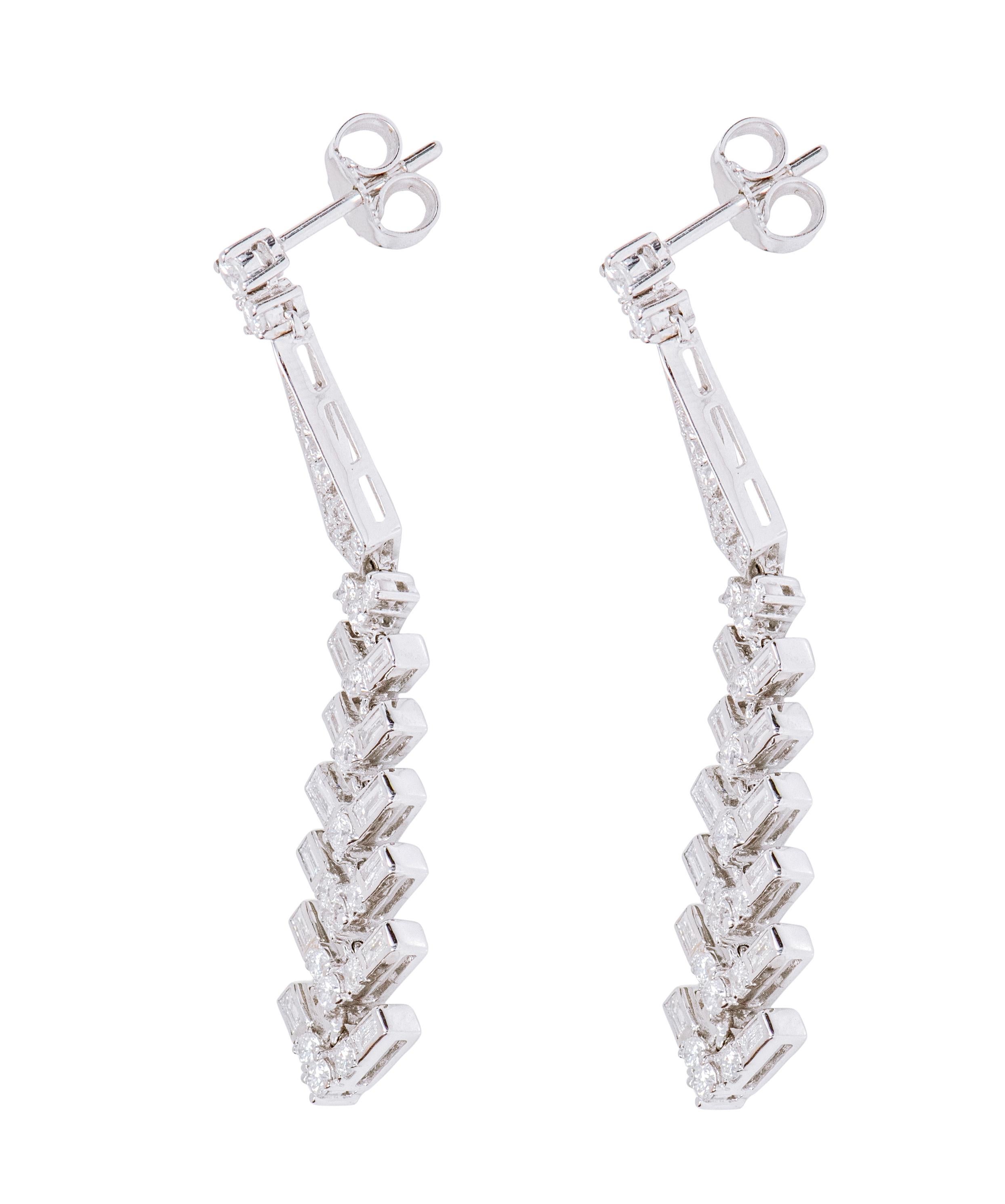 18 Karat White Gold 1.50 Carat Diamond Dangle Earrings In New Condition For Sale In Jaipur, IN