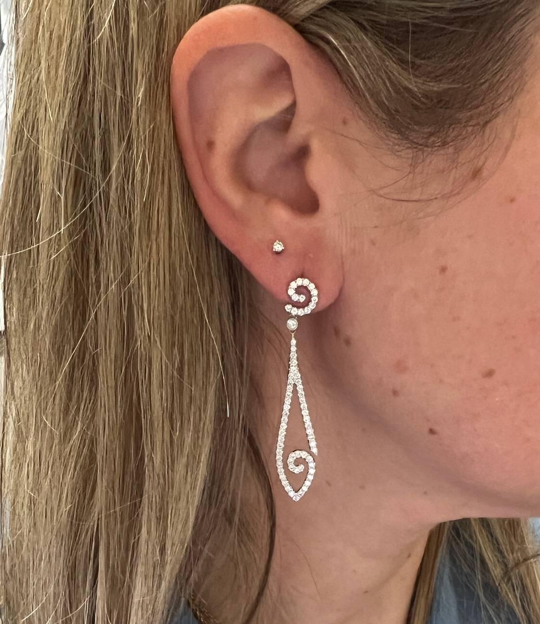 Round Cut 18 Karat White Gold 1.50 Carat Natural Diamond Dangle Drop Earrings For Sale