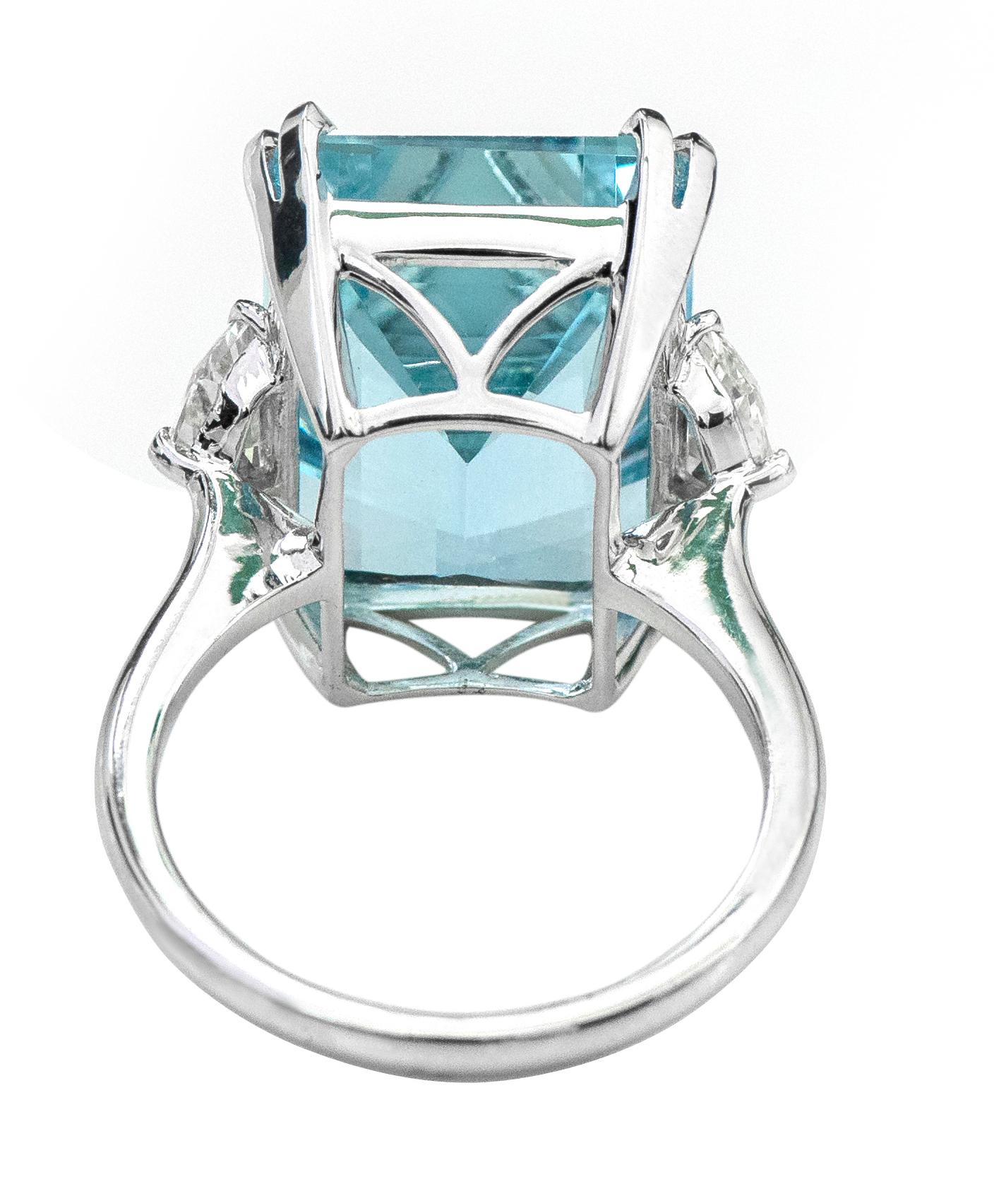 Women's 18 Karat White Gold 15.03 Carat Emerald-Cut Aquamarine and Diamond Cocktail Ring For Sale