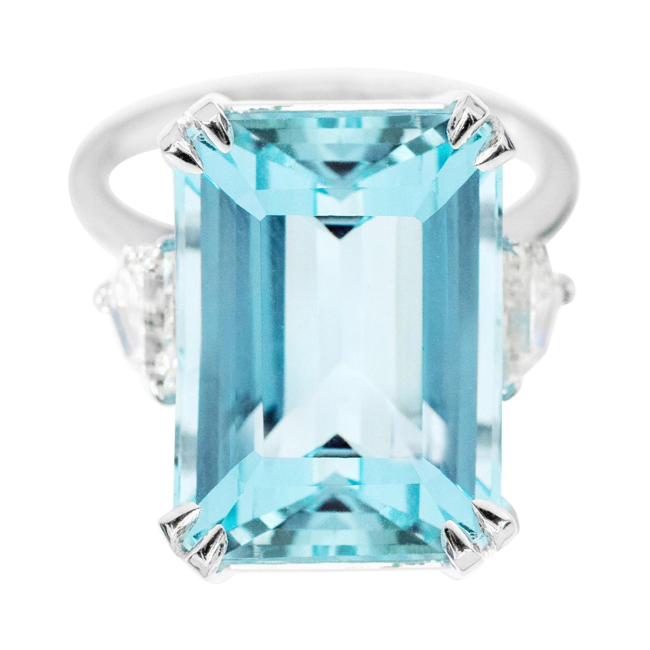 18 Karat White Gold 15.03 Carat Emerald-Cut Aquamarine and Diamond Cocktail Ring