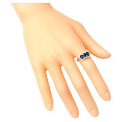 Anillo de tres piedras de oro blanco de 18 quilates con zafiro y diamantes de 1,52 quilates