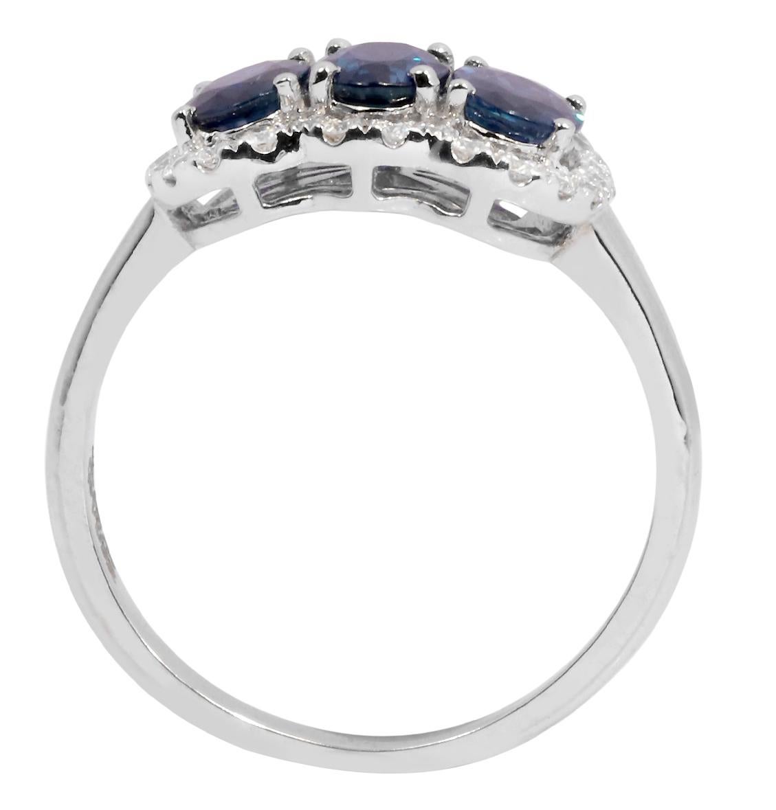 18 Karat White Gold 1.52 Carats Sapphire and Diamond Three-Stone Ring In New Condition For Sale In Jaipur, IN