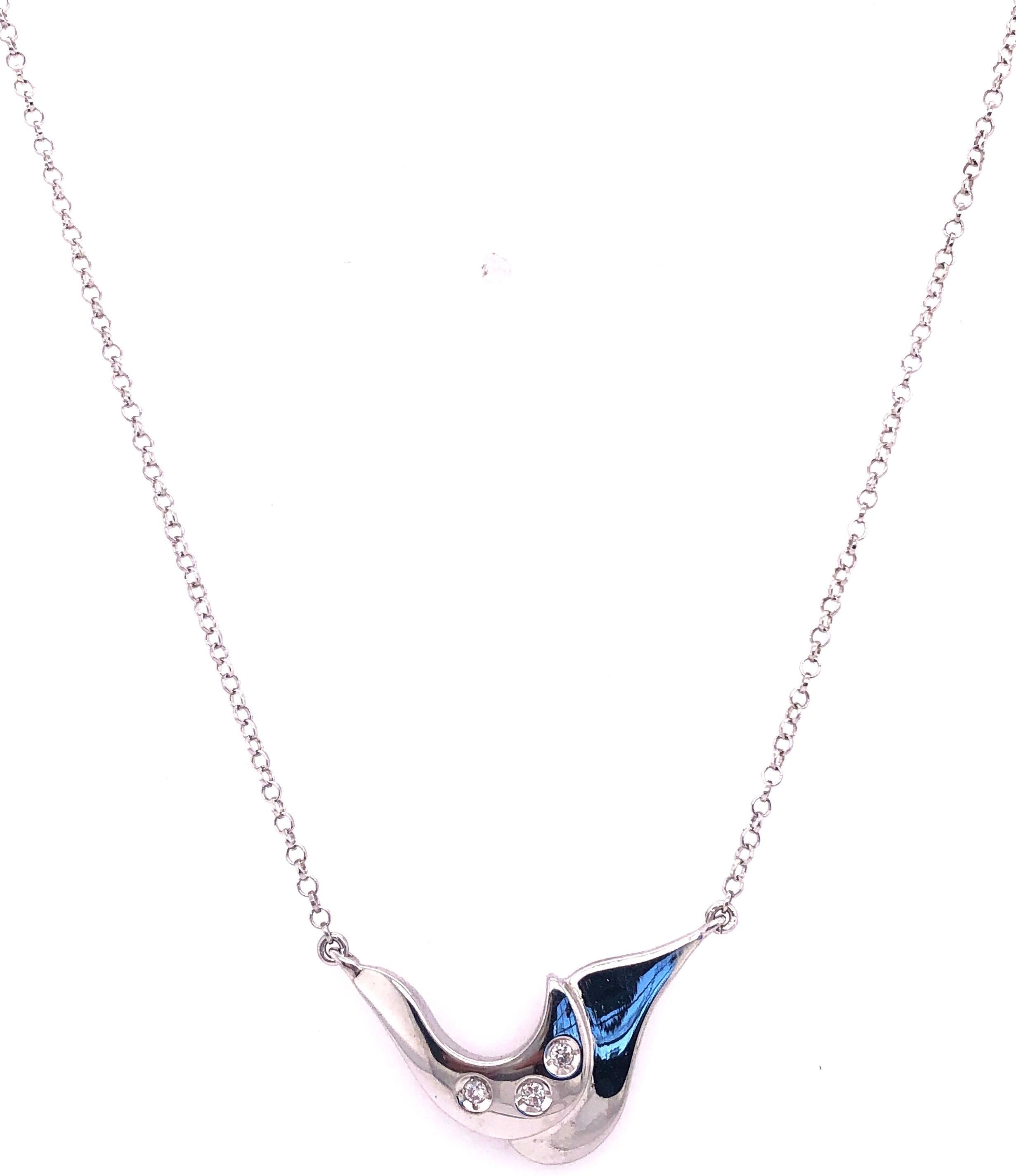 Collana in oro bianco 18 carati da 16 pollici con ciondolo tempestato di diamanti con un peso totale di 0,30 diamanti.
5,10 grammi di peso totale.