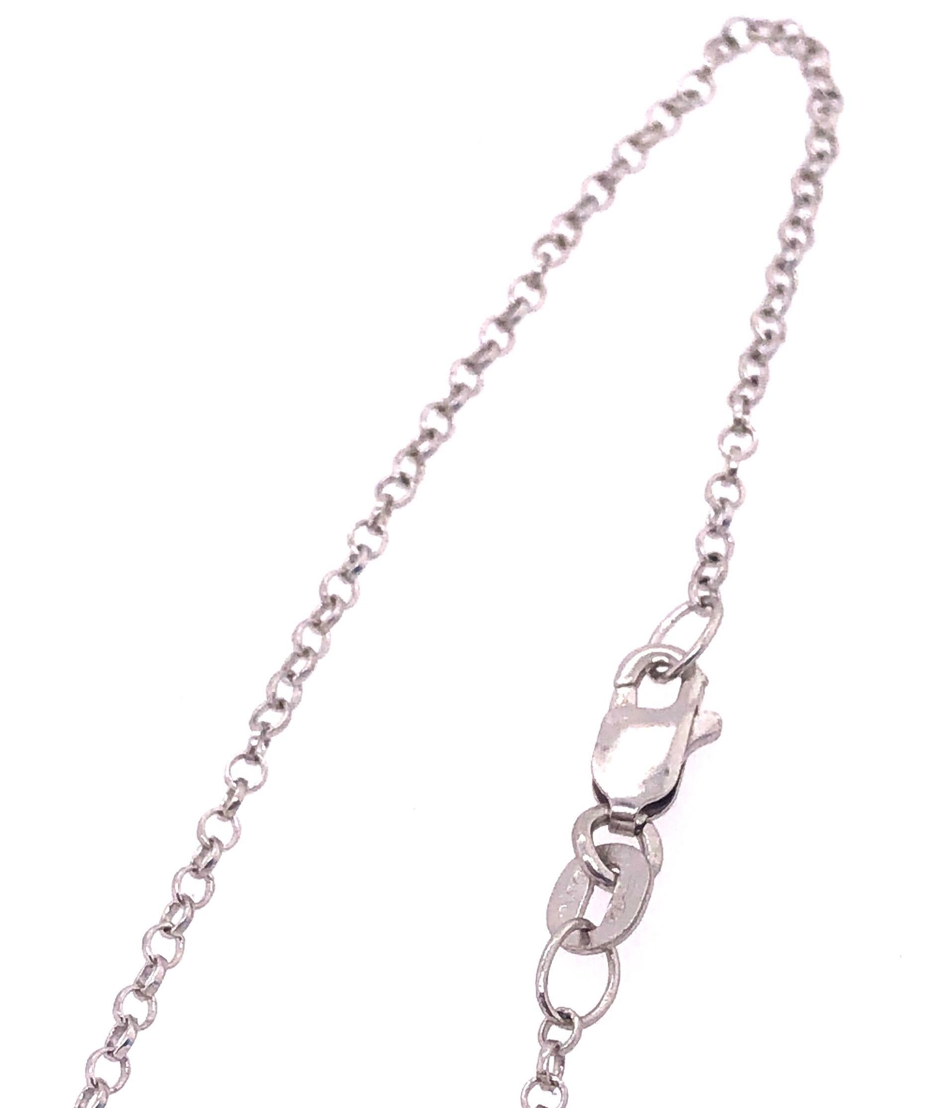 Collana in oro bianco 18 carati con ciondolo tempestato di diamanti 0,30 TDW In condizioni buone in vendita a Manhasset, NY