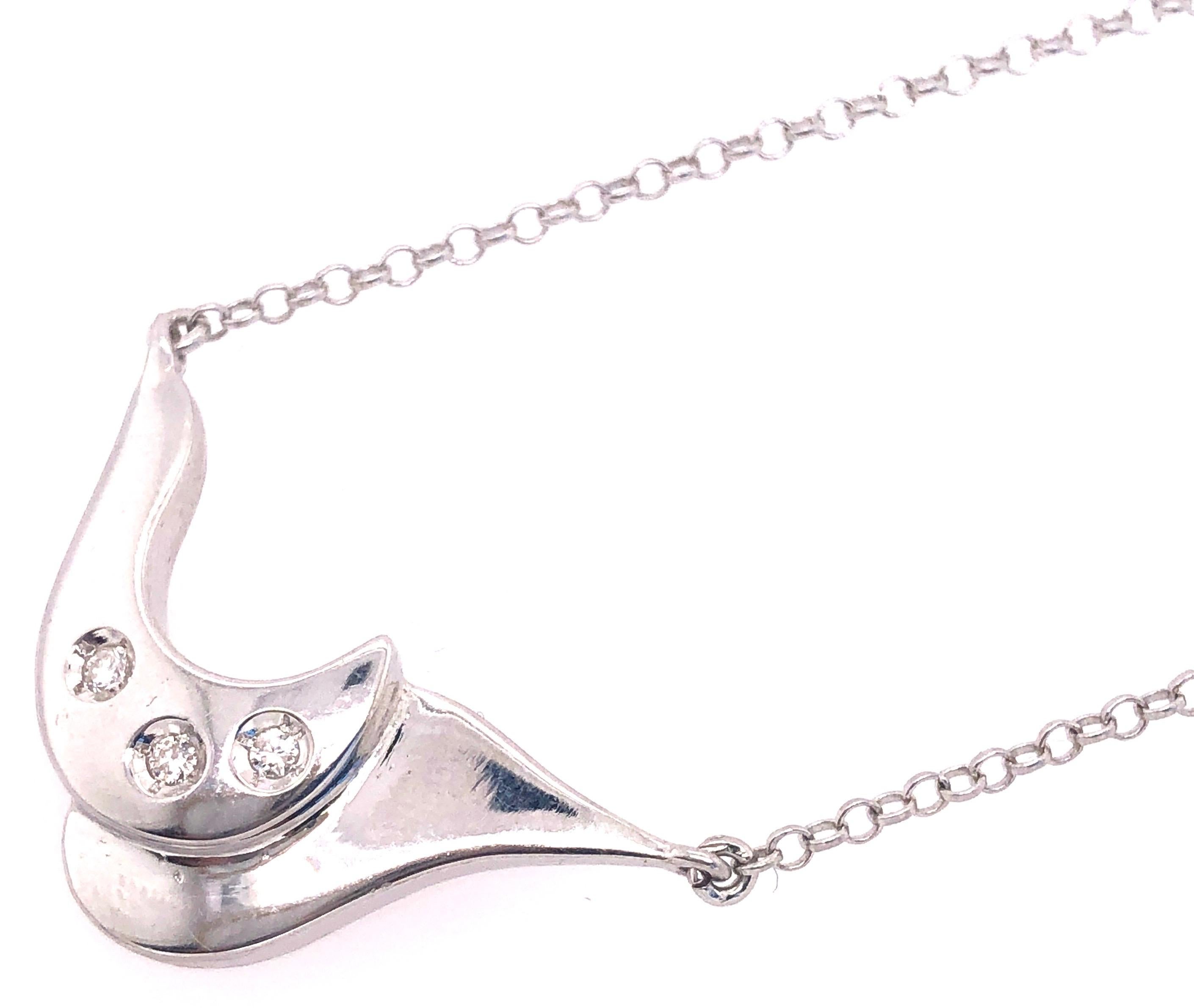 Collana in oro bianco 18 carati con ciondolo tempestato di diamanti 0,30 TDW in vendita 1