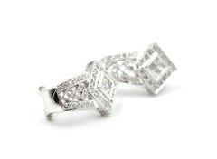18 Karat White Gold 1.60 Carat Princess and Round Cut Diamond Kite Set Earrings