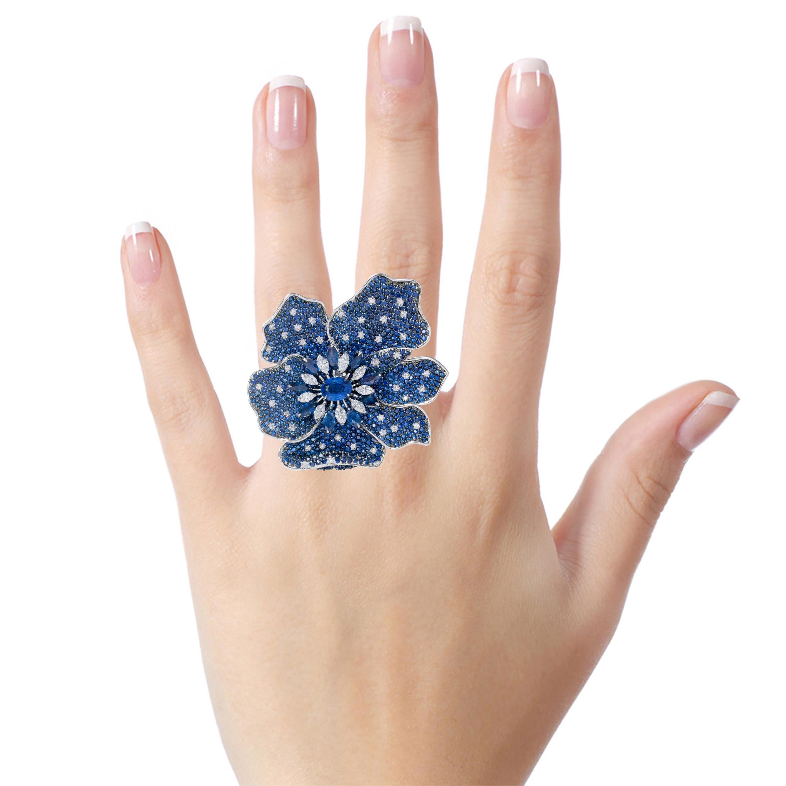 Contemporary 18 Karat White Gold 16.23 Carat Sapphire Flower Two-Finger Statement Ring For Sale