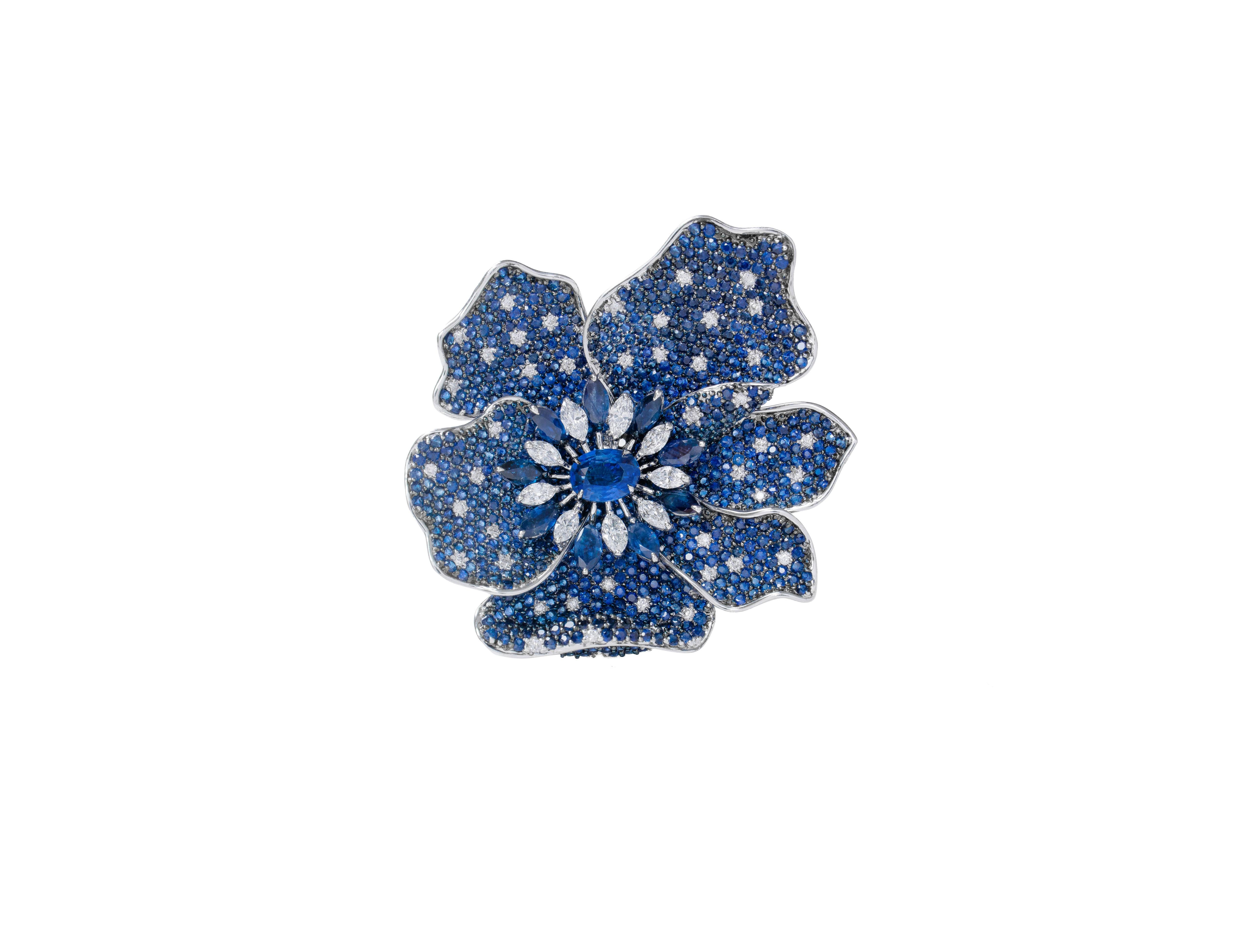 18 Karat White Gold 16.23 Carat Sapphire Flower Two-Finger Statement Ring In New Condition For Sale In Jaipur, IN