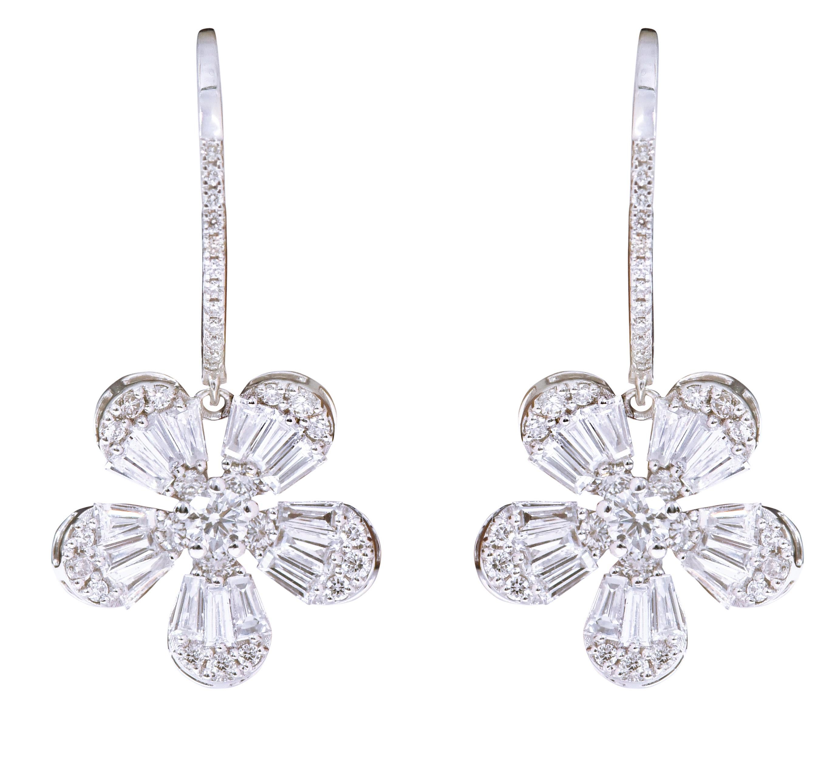 18 Karat White Gold 1.71 Carat Diamond Flower Drop Earrings In New Condition For Sale In Jaipur, IN