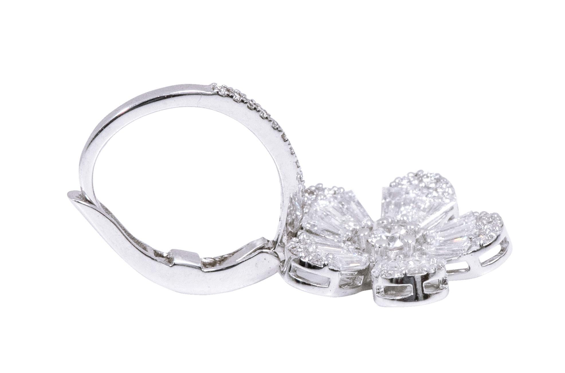 18 Karat Weißgold 1,71 Karat Diamant-Blumen-Tropfenohrringe 2