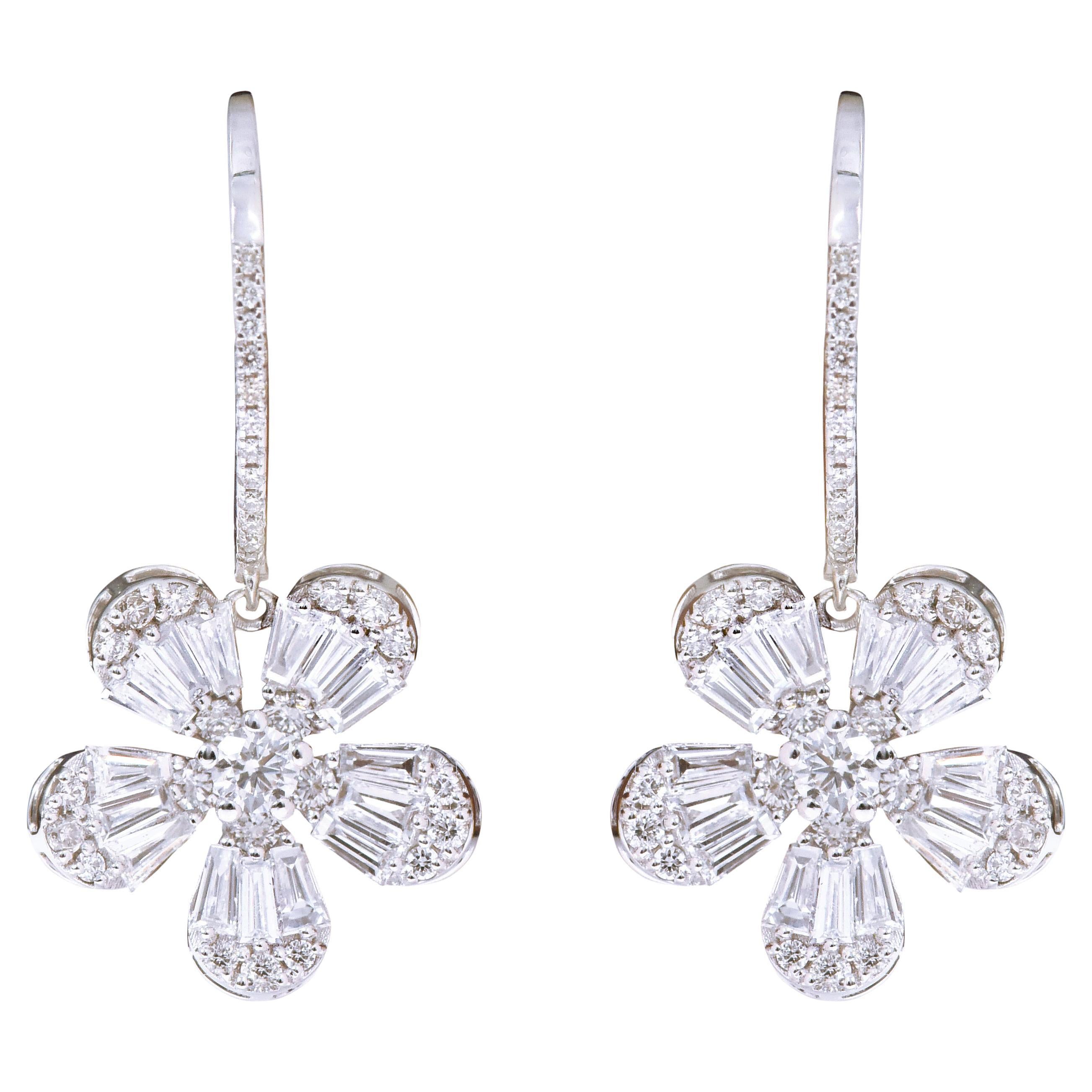 Boucles d'oreilles en goutte en or blanc 18 carats avec fleur en diamant de 1,71 carat
