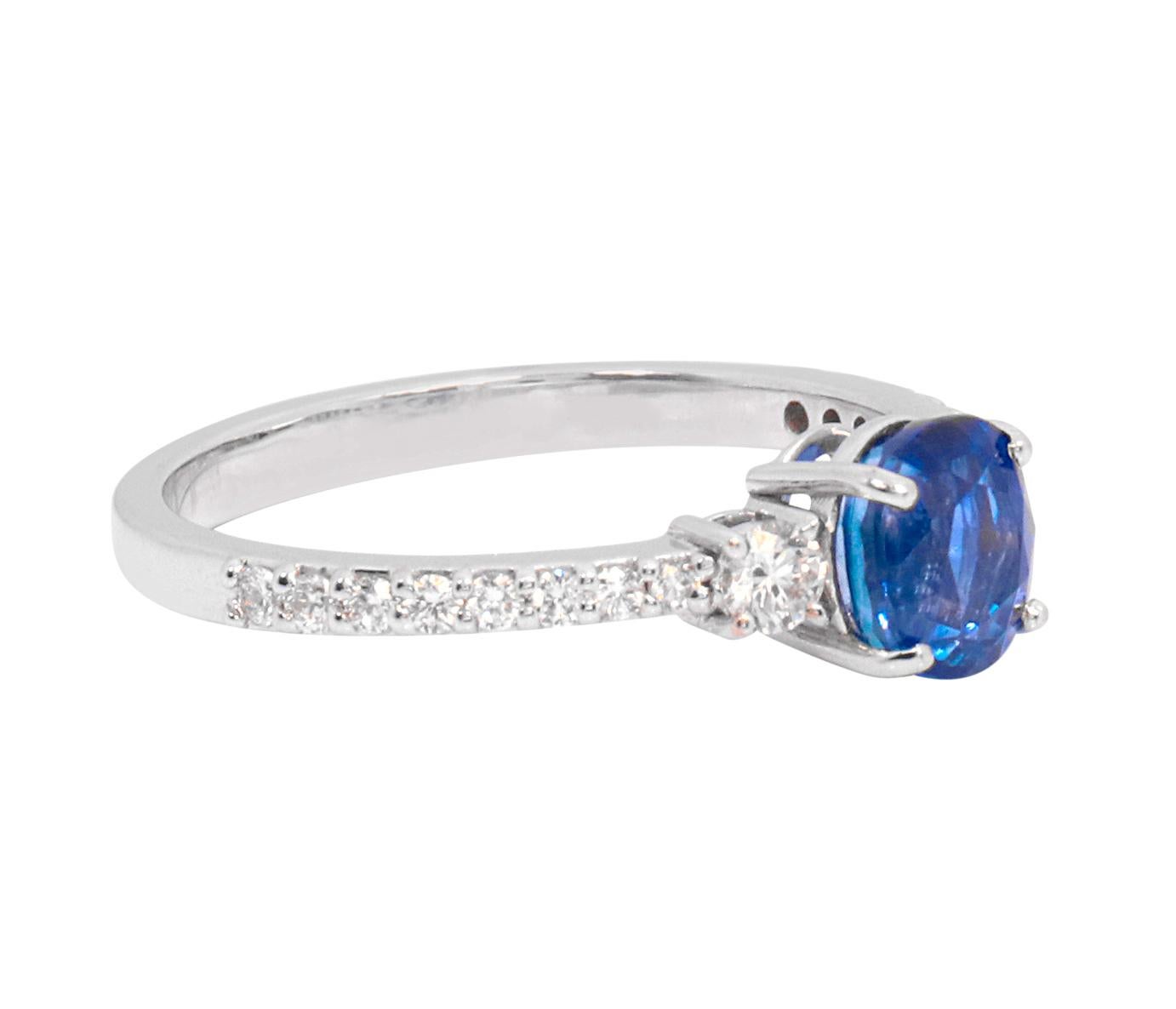 Round Cut 18 Karat White Gold 1.74 Carat Sapphire and Diamond Solitaire Ring  For Sale