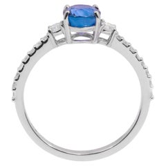 Solitärring aus 18-karätigem Weißgold mit einem Saphir von 1,74 Karat und Diamanten