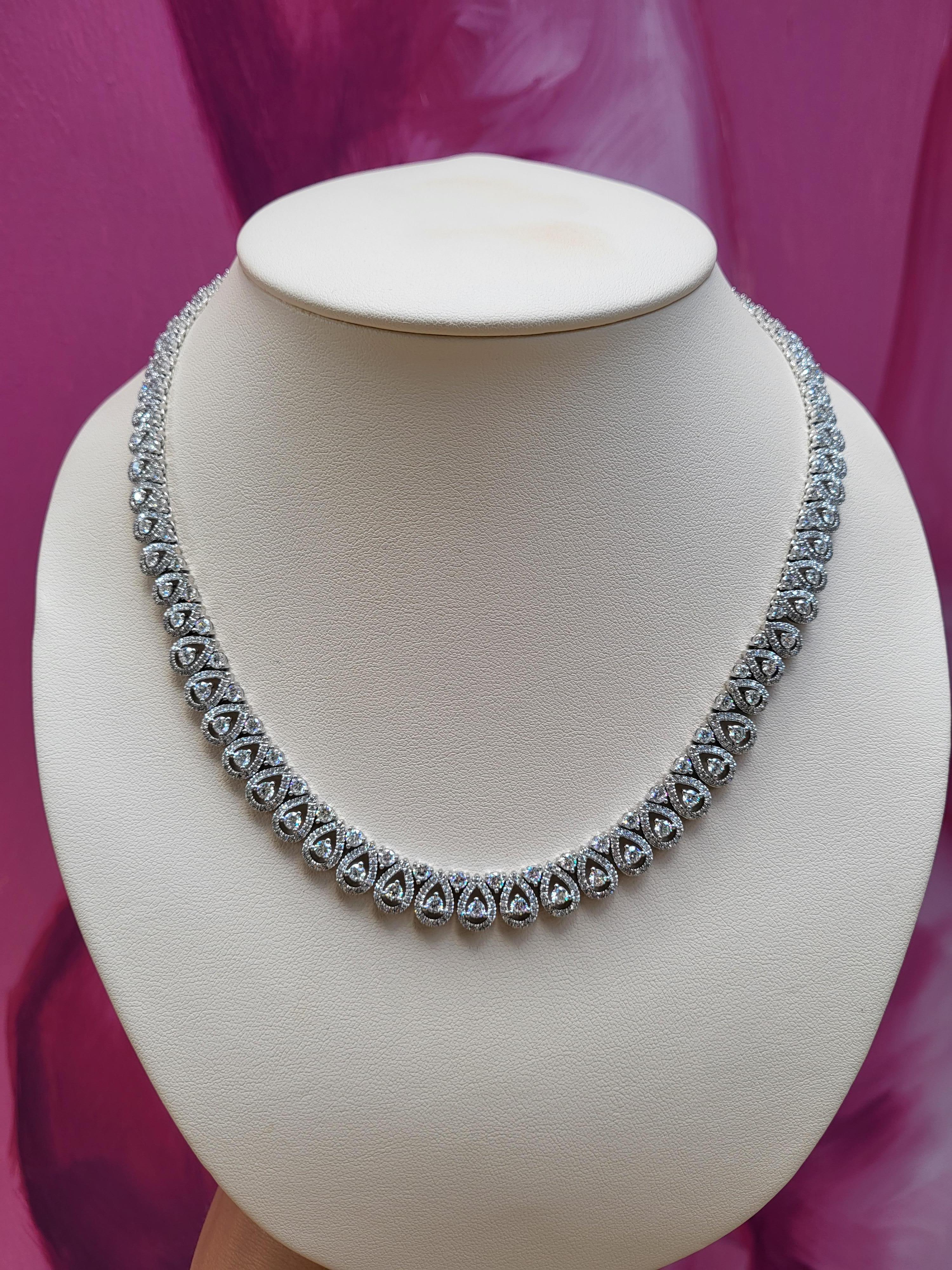 18 Karat Weißgold 17,64 Karat Gesamtgewicht Birnenförmige Diamant-Halo-Halskette für Damen oder Herren im Angebot