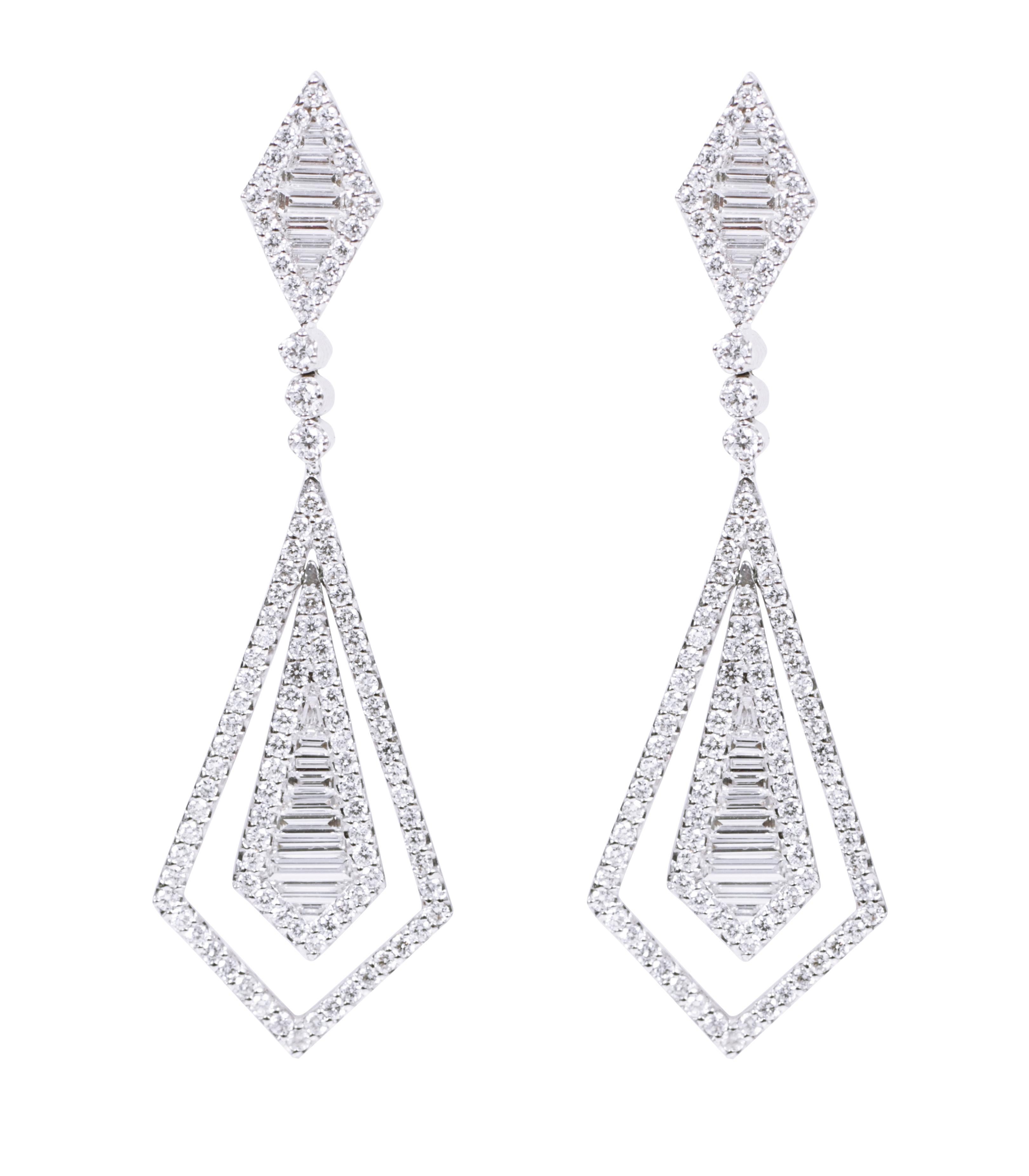 18 Karat White Gold 1.77 Carats Diamond Drop Earrings in Contemporary Style In New Condition For Sale In Jaipur, IN