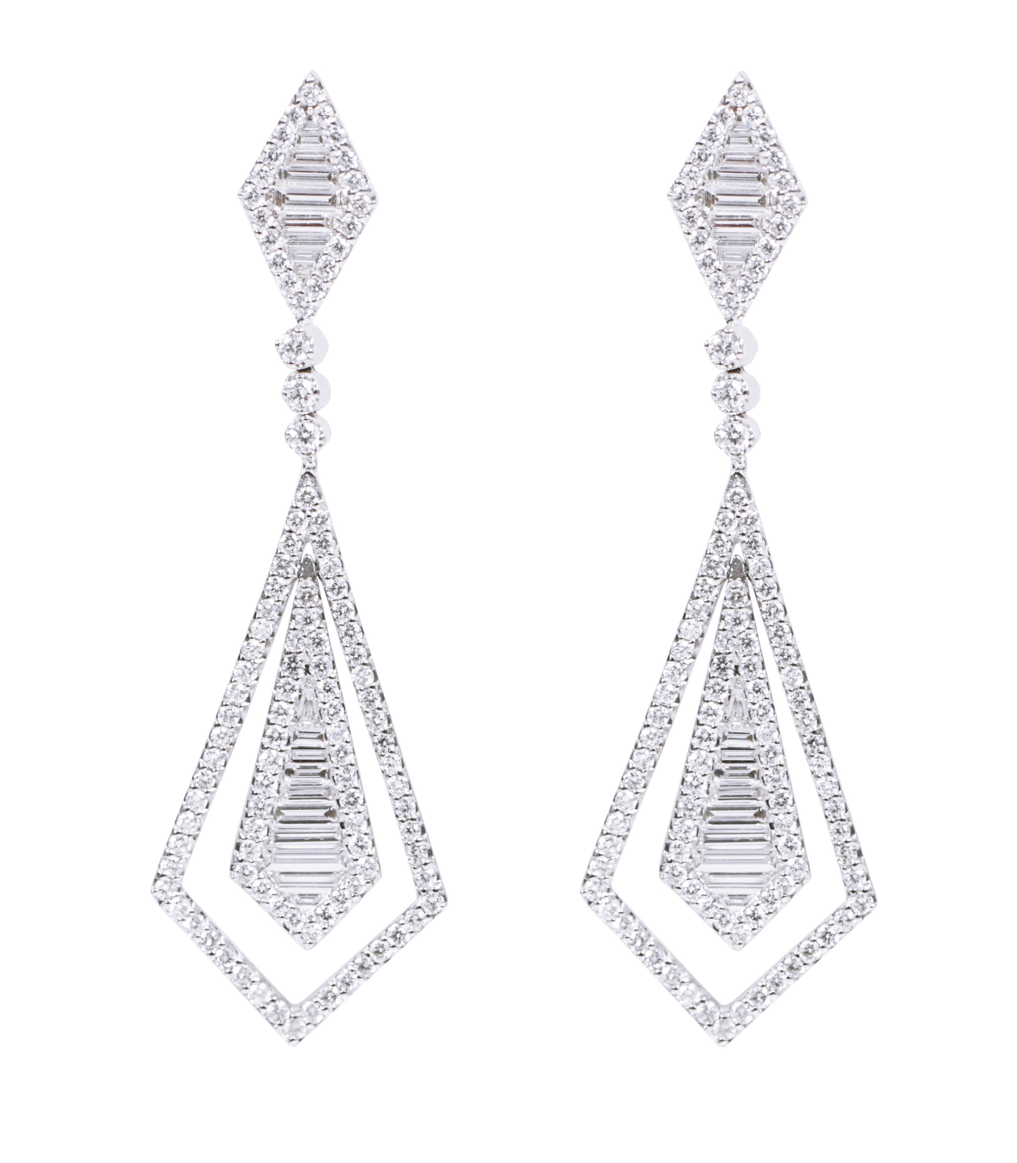 Taglio baguette Orecchini a goccia in oro bianco 18 carati con diamante da 1,77 carati in stile contemporaneo in vendita