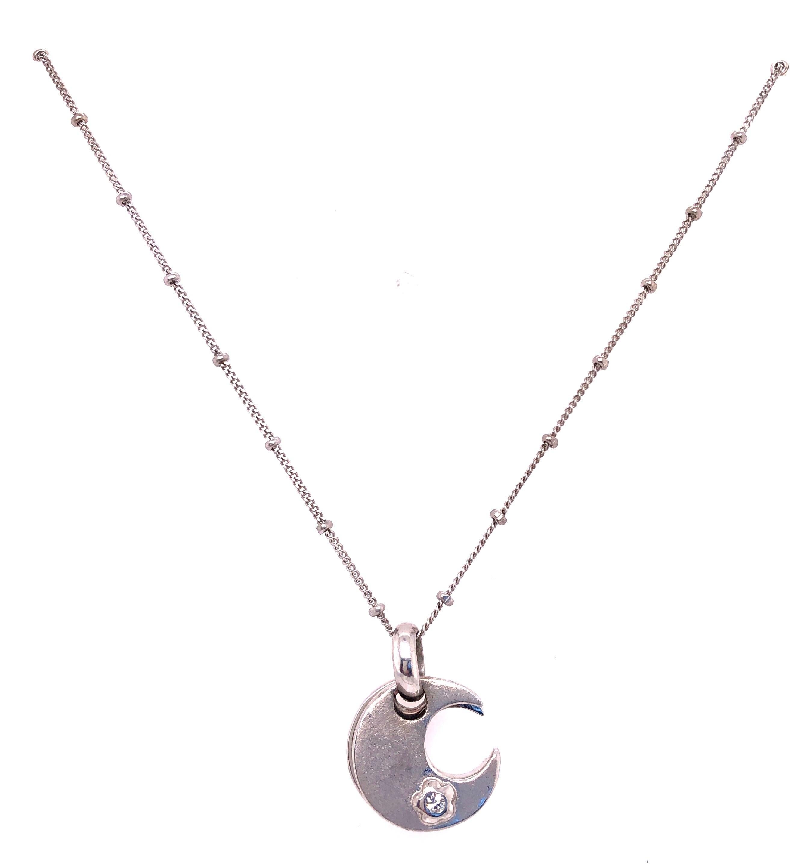 Collana in oro bianco 18 carati da 18 pollici con un diamante rotondo da 0,10 carati.
8,80 grammi di peso totale.
