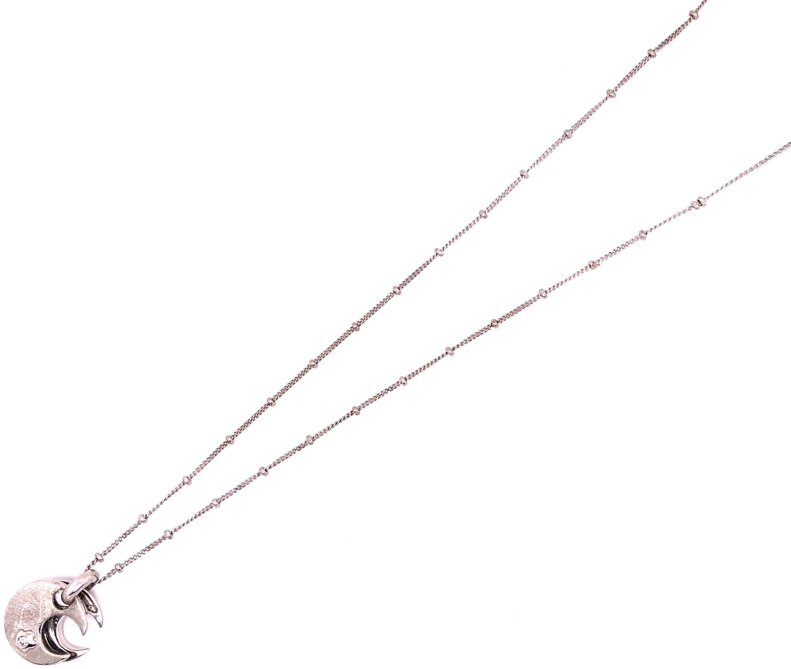 Collana in oro bianco 18 carati con ciondolo con diamante rotondo da 0,10 carati In condizioni buone in vendita a Manhasset, NY
