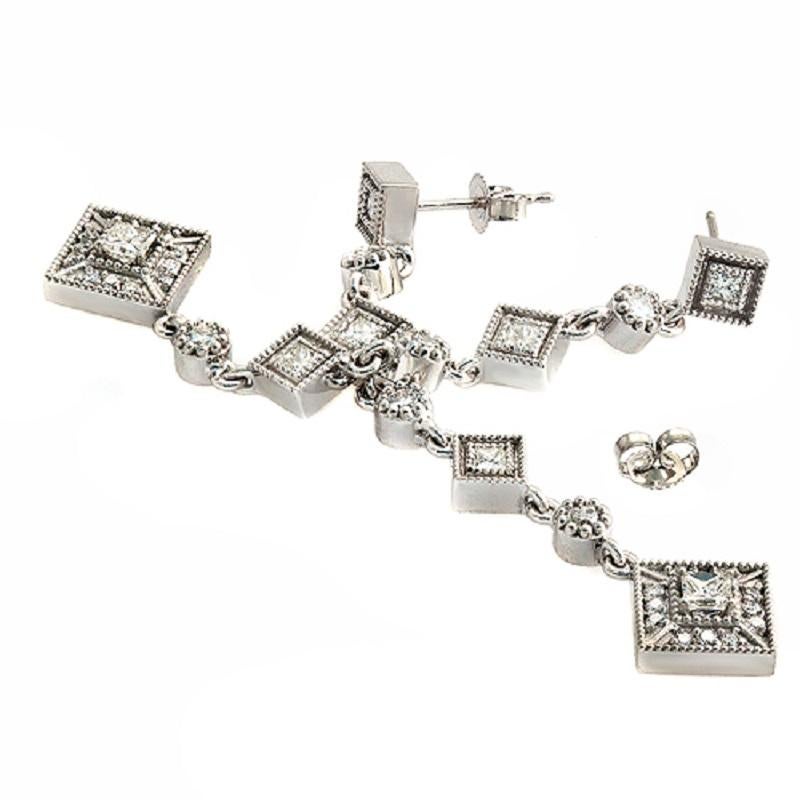 Tipo: Orecchini
Altezza: 63 mm
Larghezza: 13 mm
Metallo: Oro bianco
Purezza del metallo: 18 carati
Punzoni: 18K
Peso totale: 11,7 grammi
Tipo di pietra: 1,80 carati di diamanti VS2 G-F
Condizione: Nuovo
Numero di Serie: BL14