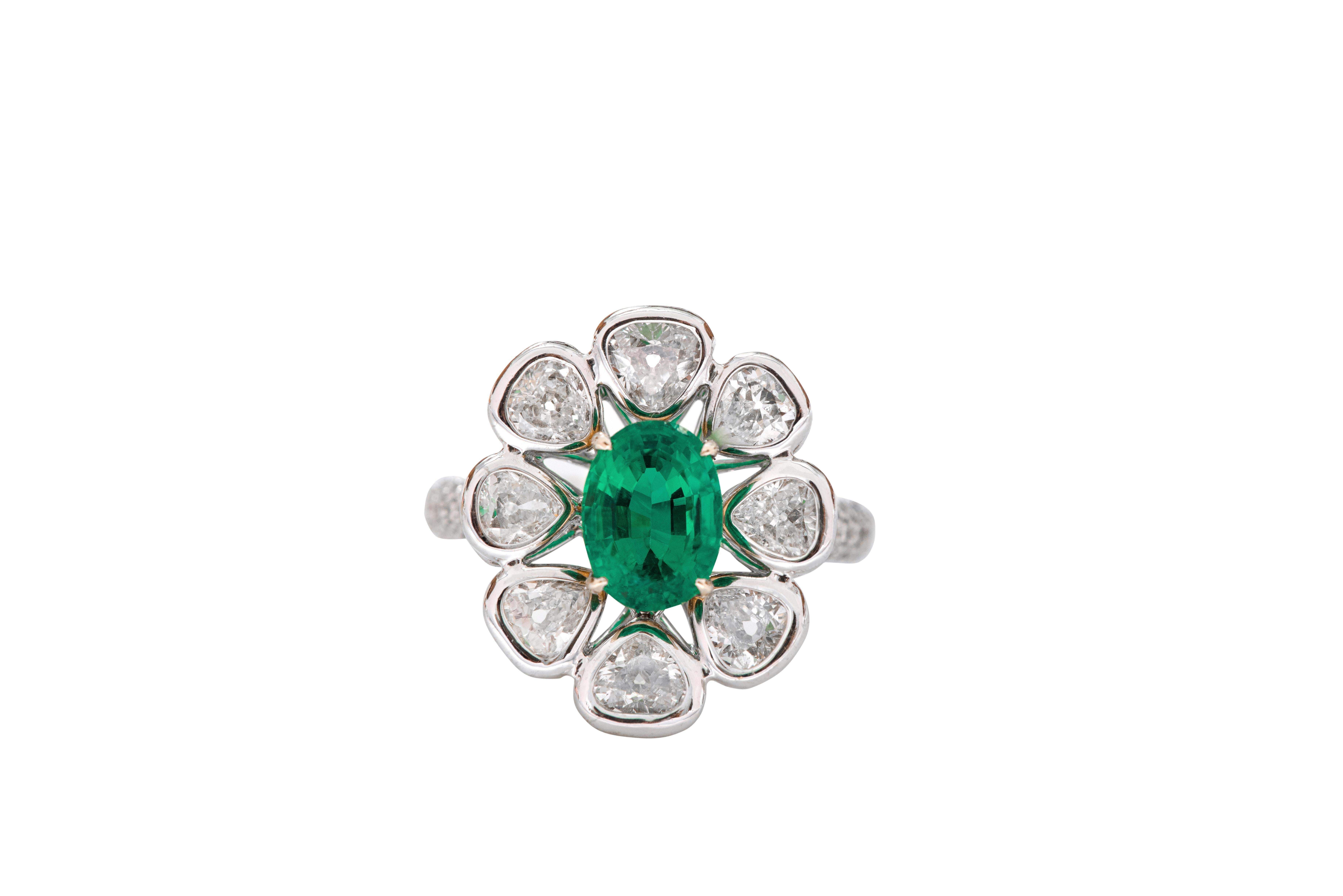 18 Karat White Gold 1.80 Carat Natural Emerald and Diamond Masterpiece Ring For Sale 2